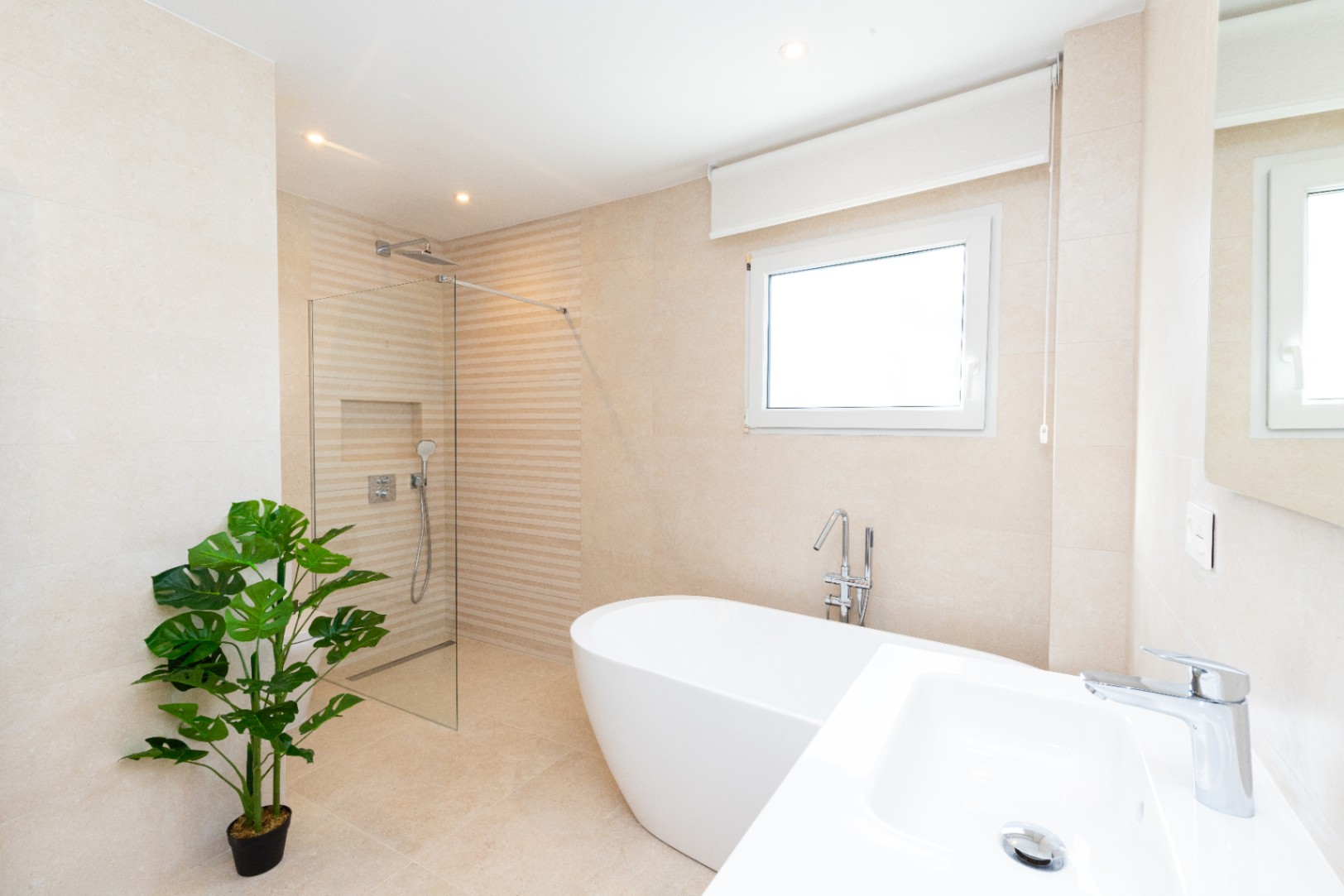 A la venta hermosa villa moderna en Cabopino, Marbella
