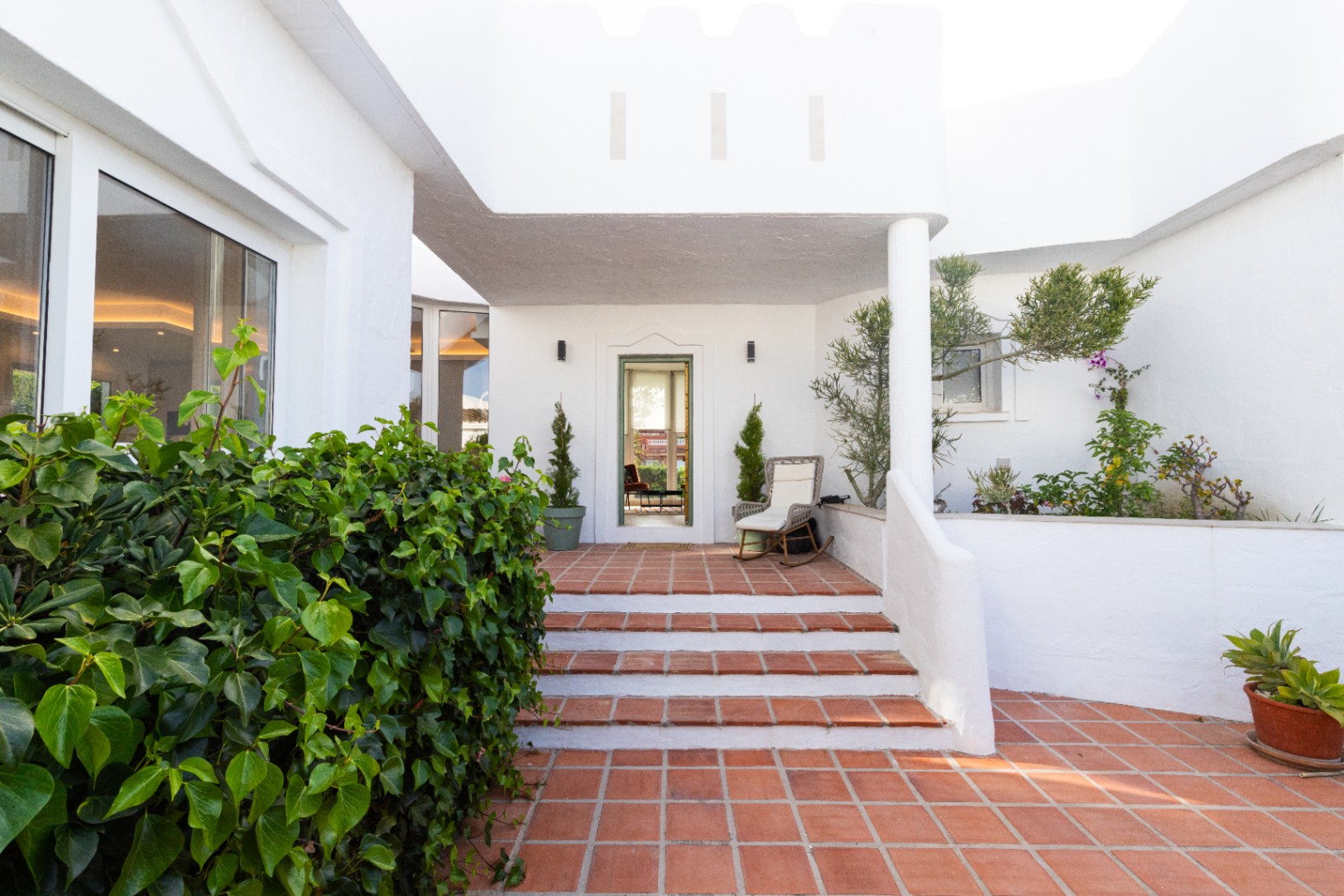 A la venta hermosa villa moderna en Cabopino, Marbella