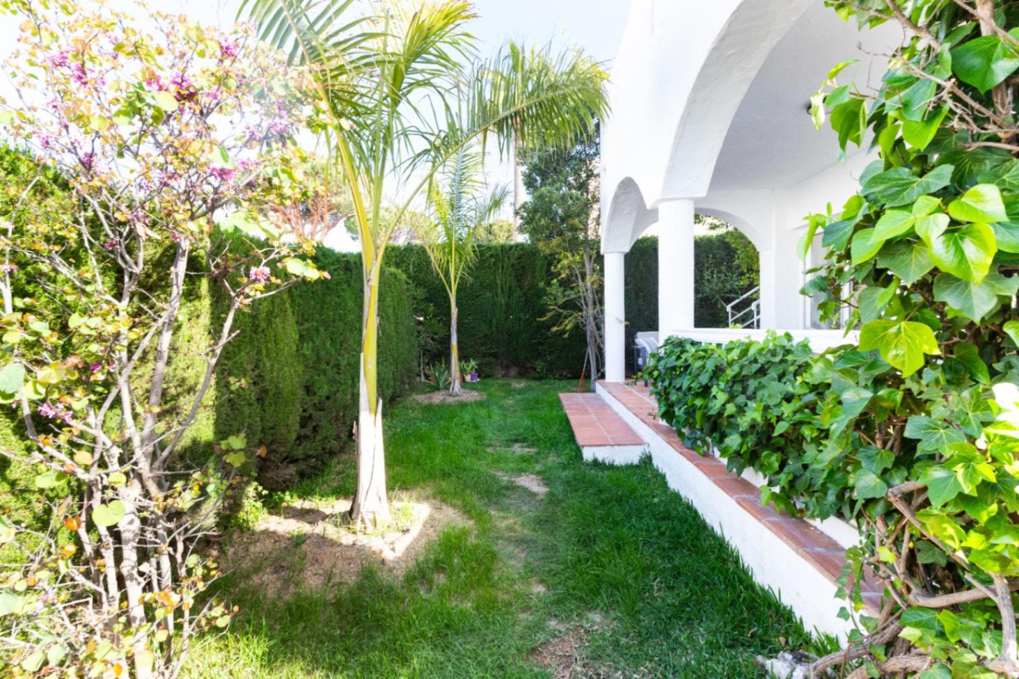 A la venta hermosa villa moderna en Cabopino, Marbella