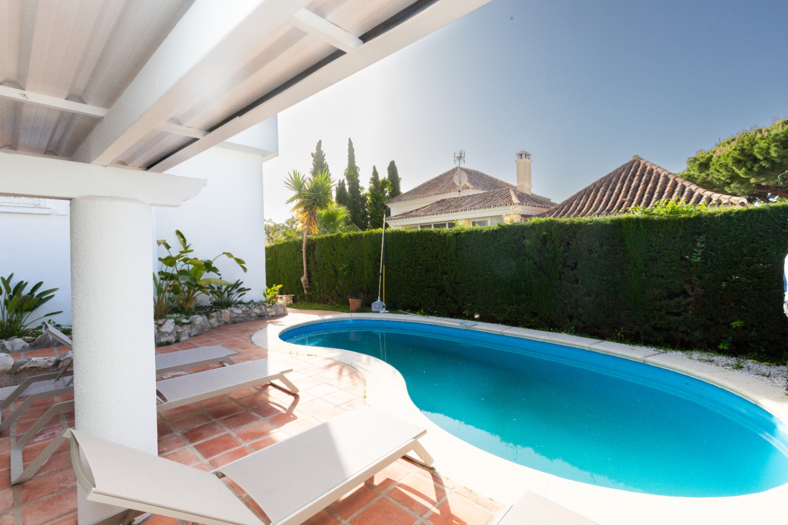 A la venta hermosa villa moderna en Cabopino, Marbella