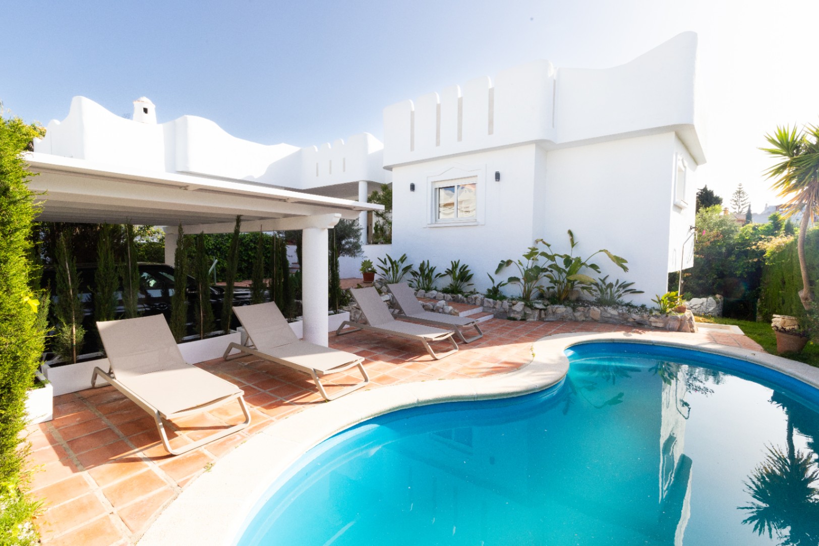 A la venta hermosa villa moderna en Cabopino, Marbella
