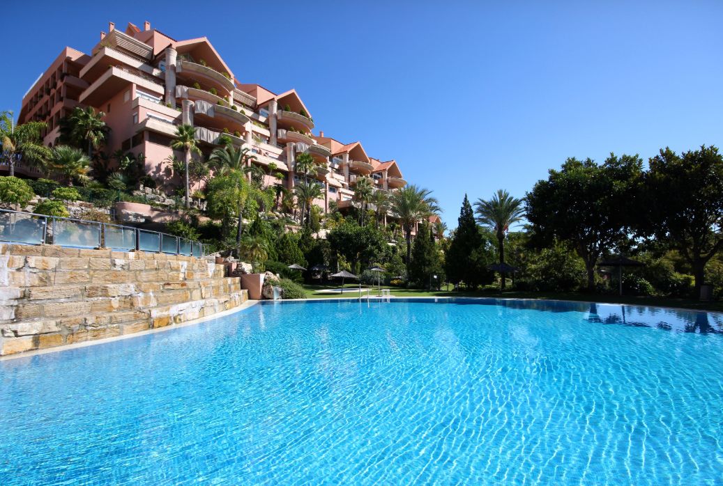 Apartamento de lujo en la prestigiosa urbanización Magna Marbella en Nueva Andalucía