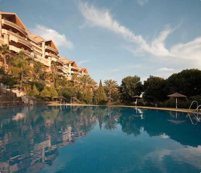 Apartamento de lujo en la prestigiosa urbanización Magna Marbella en Nueva Andalucía