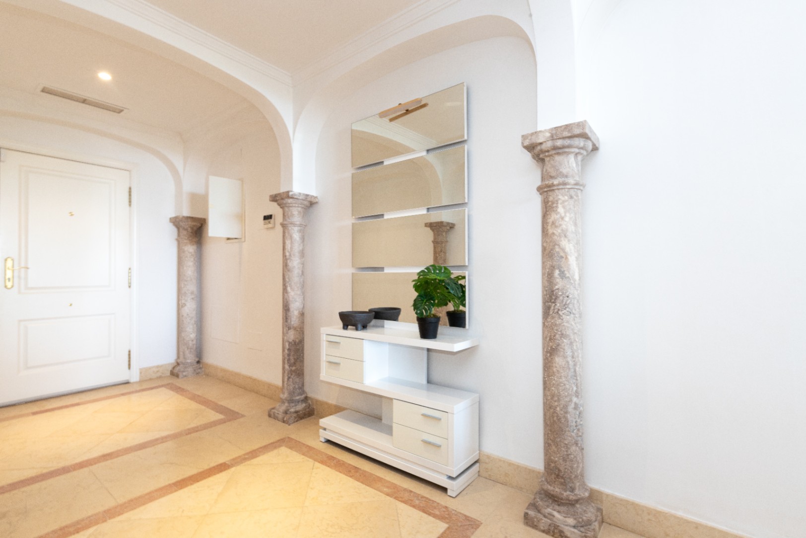 Apartamento de lujo en la prestigiosa urbanización Magna Marbella en Nueva Andalucía