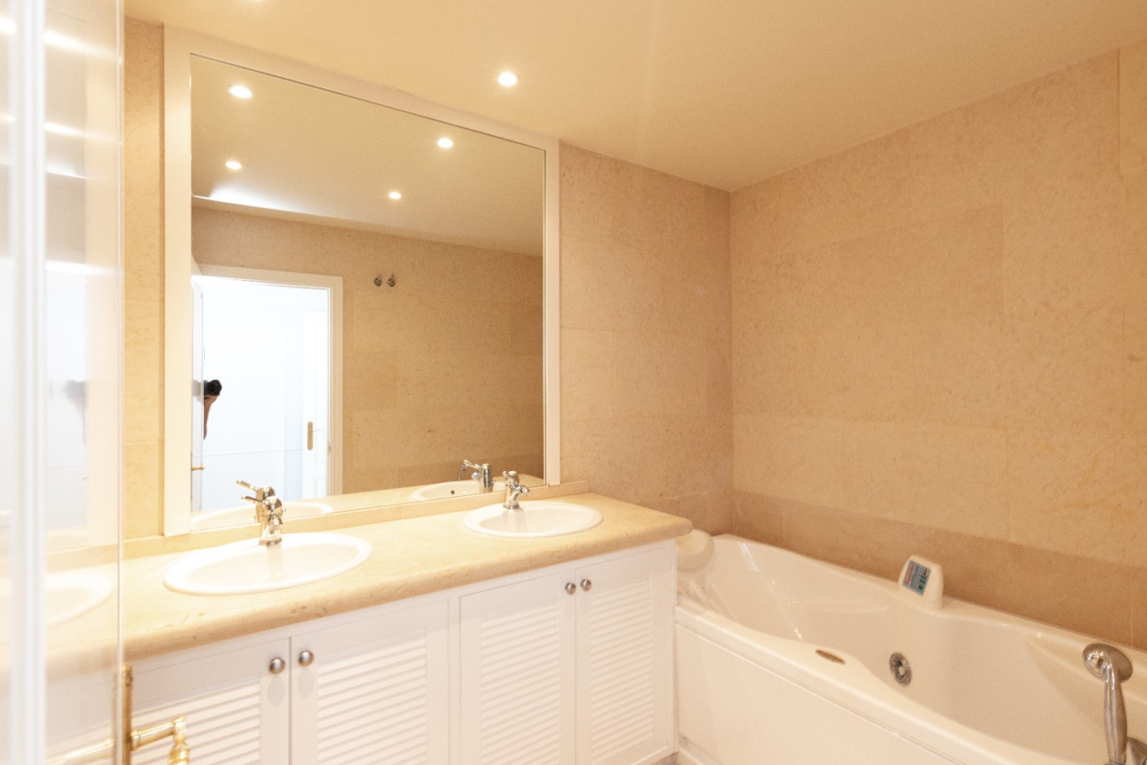 Apartamento de lujo en la prestigiosa urbanización Magna Marbella en Nueva Andalucía