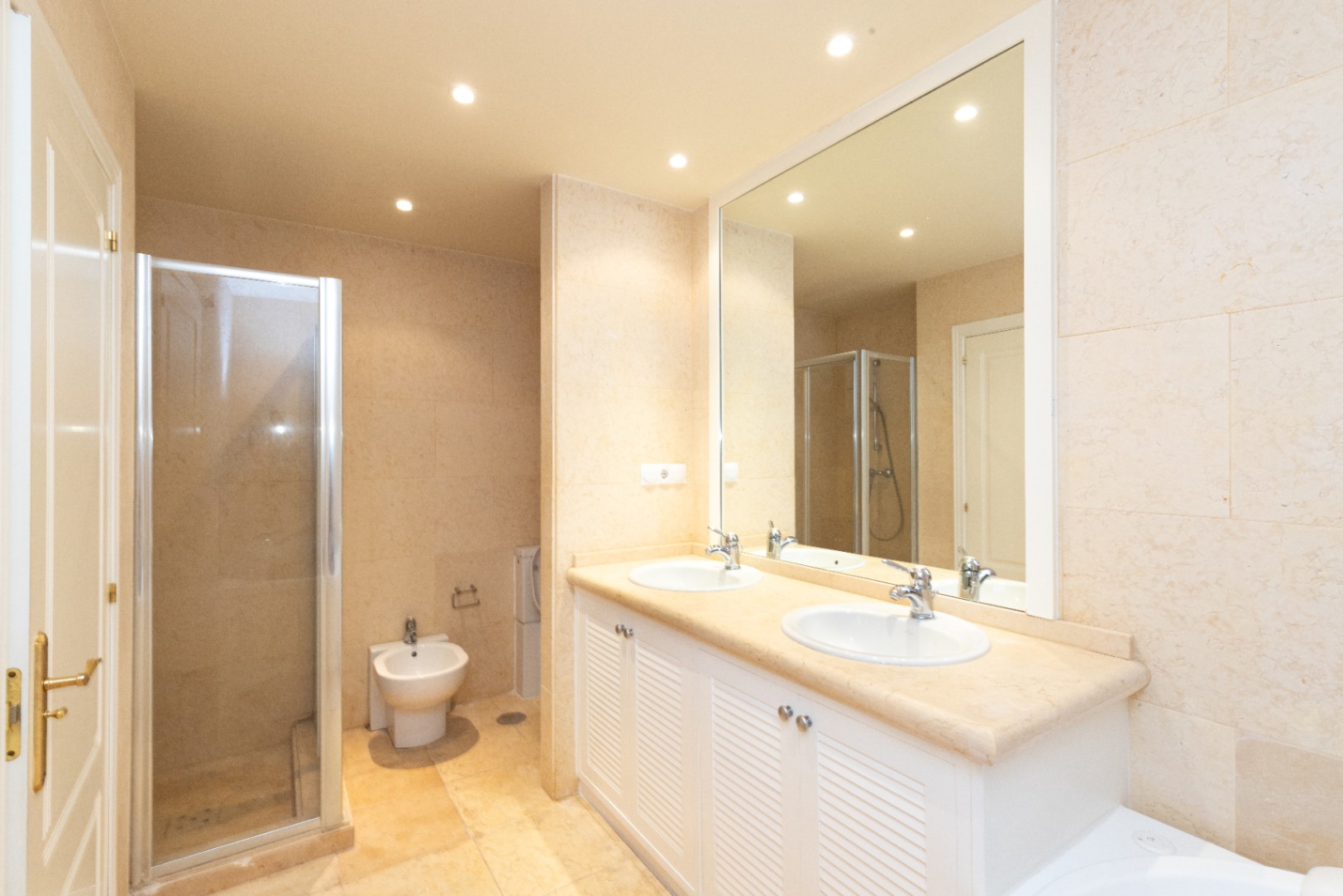 Apartamento de lujo en la prestigiosa urbanización Magna Marbella en Nueva Andalucía