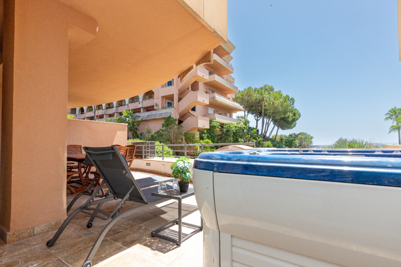 Apartamento de lujo en la prestigiosa urbanización Magna Marbella en Nueva Andalucía