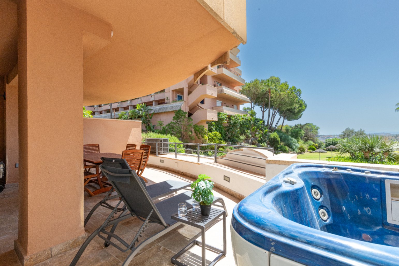 Apartamento de lujo en la prestigiosa urbanización Magna Marbella en Nueva Andalucía