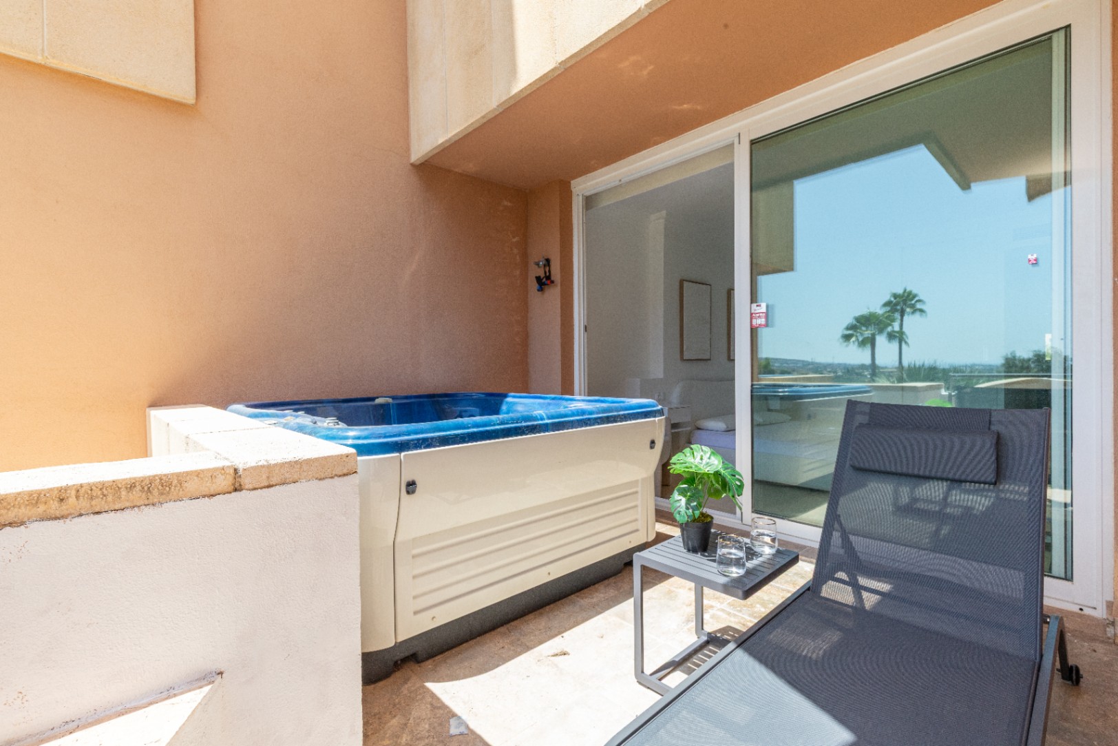Apartamento de lujo en la prestigiosa urbanización Magna Marbella en Nueva Andalucía