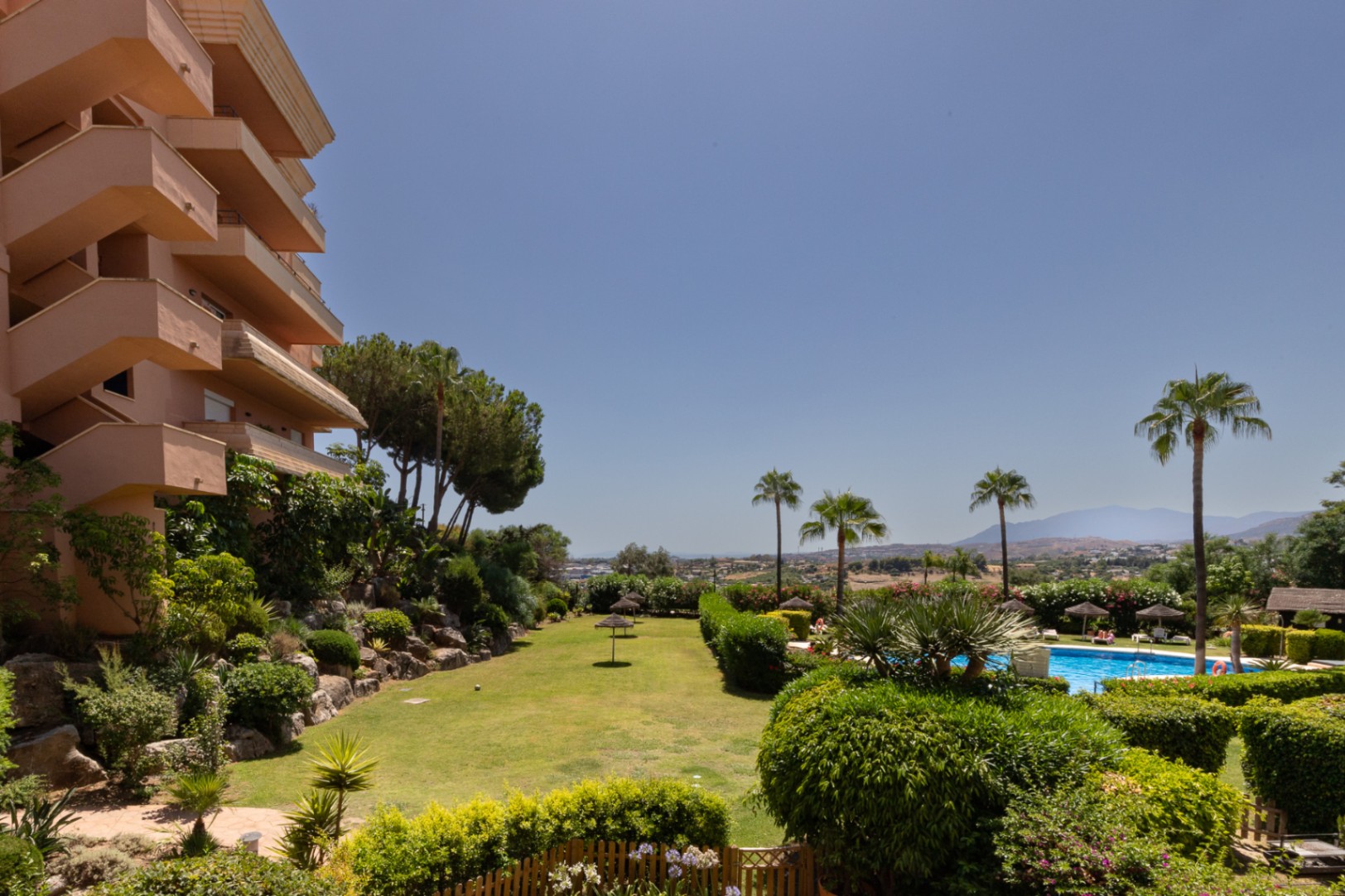 Apartamento de lujo en la prestigiosa urbanización Magna Marbella en Nueva Andalucía