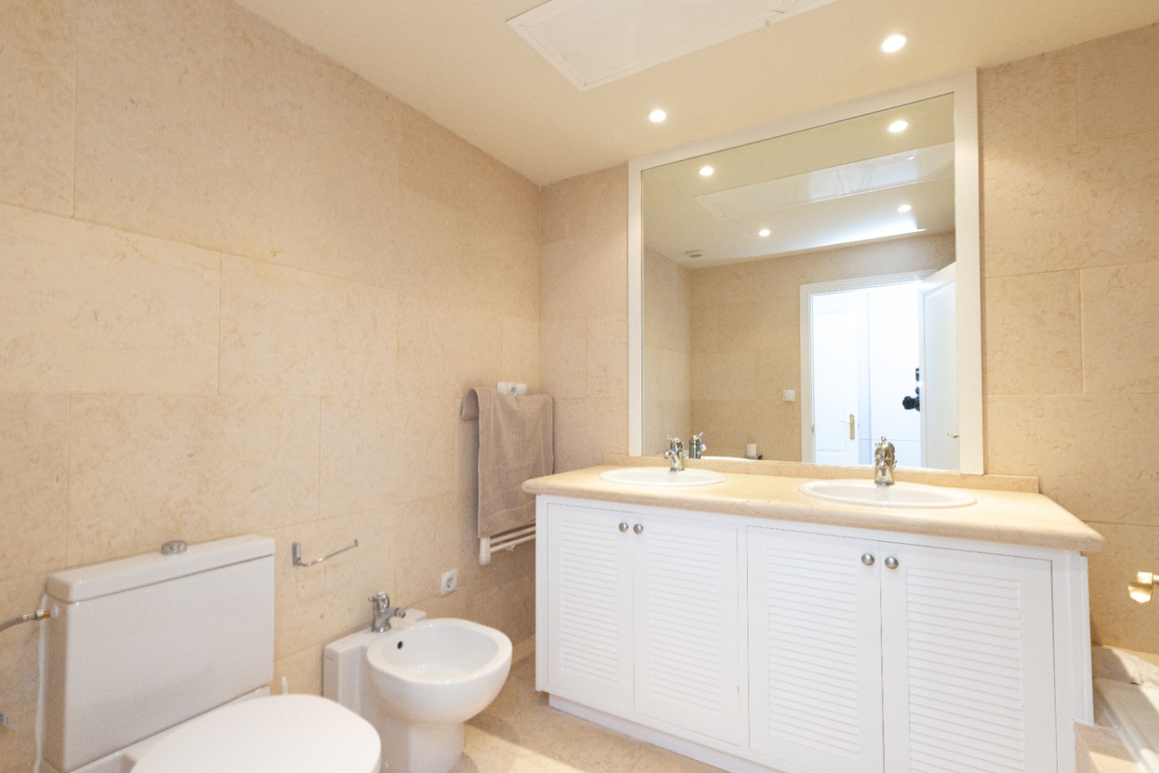 Apartamento de lujo en la prestigiosa urbanización Magna Marbella en Nueva Andalucía