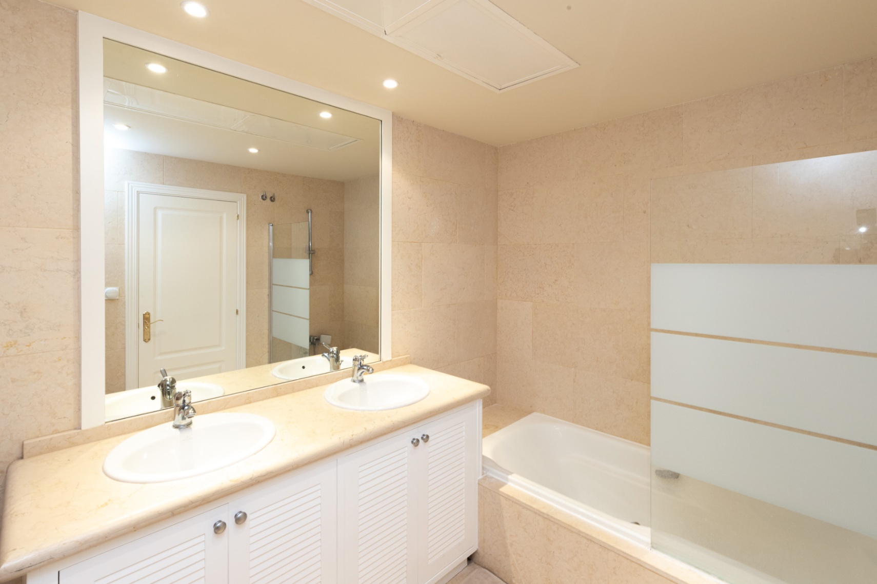 Apartamento de lujo en la prestigiosa urbanización Magna Marbella en Nueva Andalucía