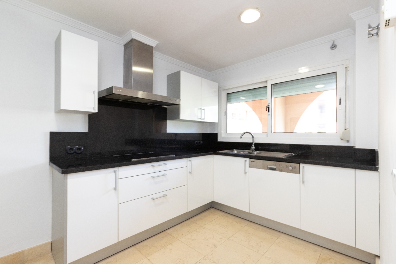 Apartamento de lujo en la prestigiosa urbanización Magna Marbella en Nueva Andalucía
