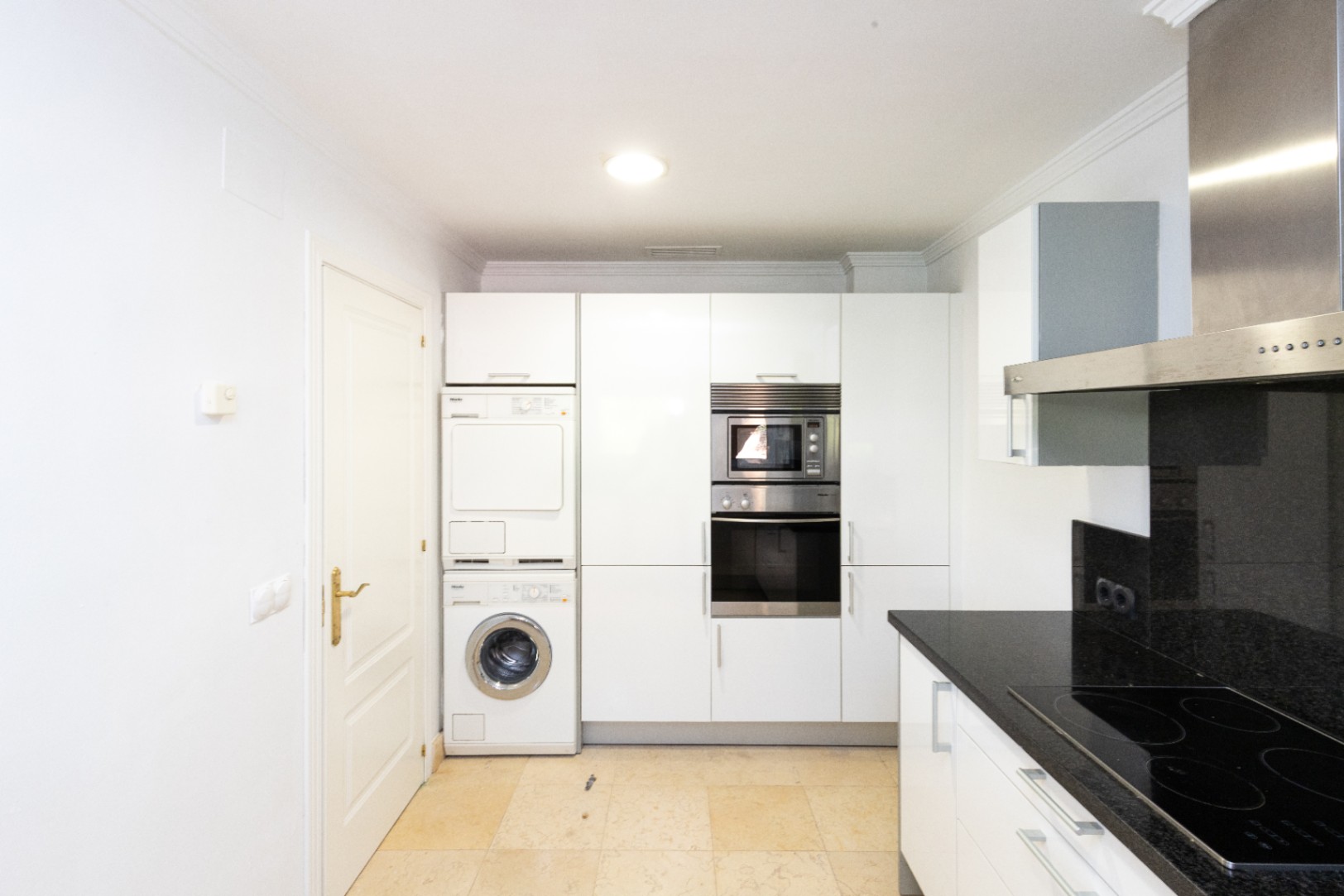 Apartamento de lujo en la prestigiosa urbanización Magna Marbella en Nueva Andalucía
