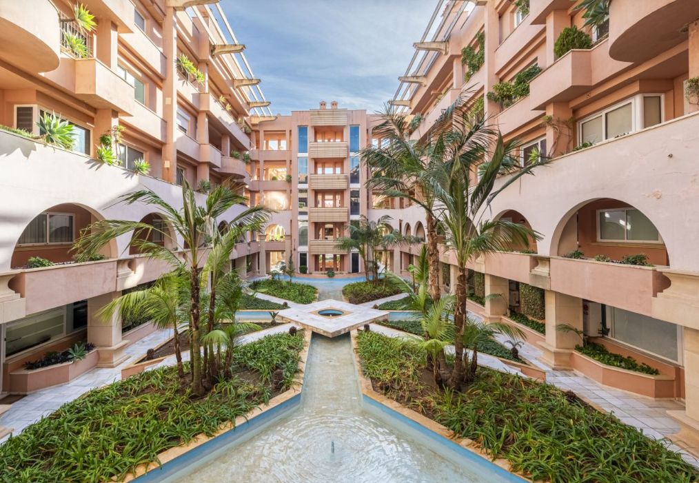 Apartamento de lujo en la prestigiosa urbanización Magna Marbella en Nueva Andalucía