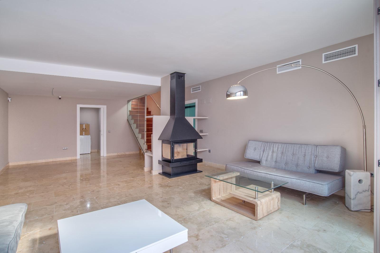 Casa adosada en venta con 3 habitaciones y piscina comunitaria