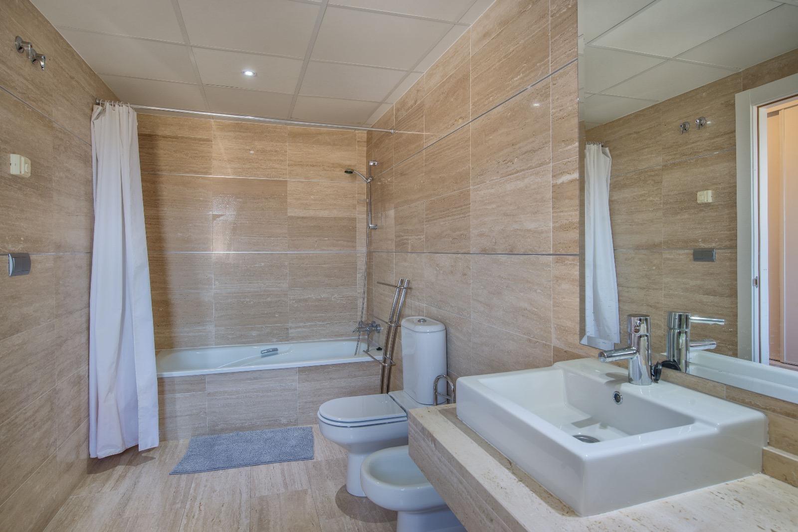 Casa adosada en venta con 3 habitaciones y piscina comunitaria