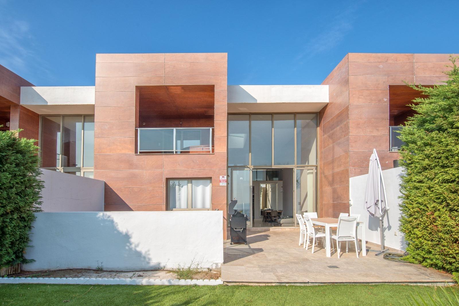 BH3 - Casa adosada en venta con 3 habitaciones y piscina comunitaria
