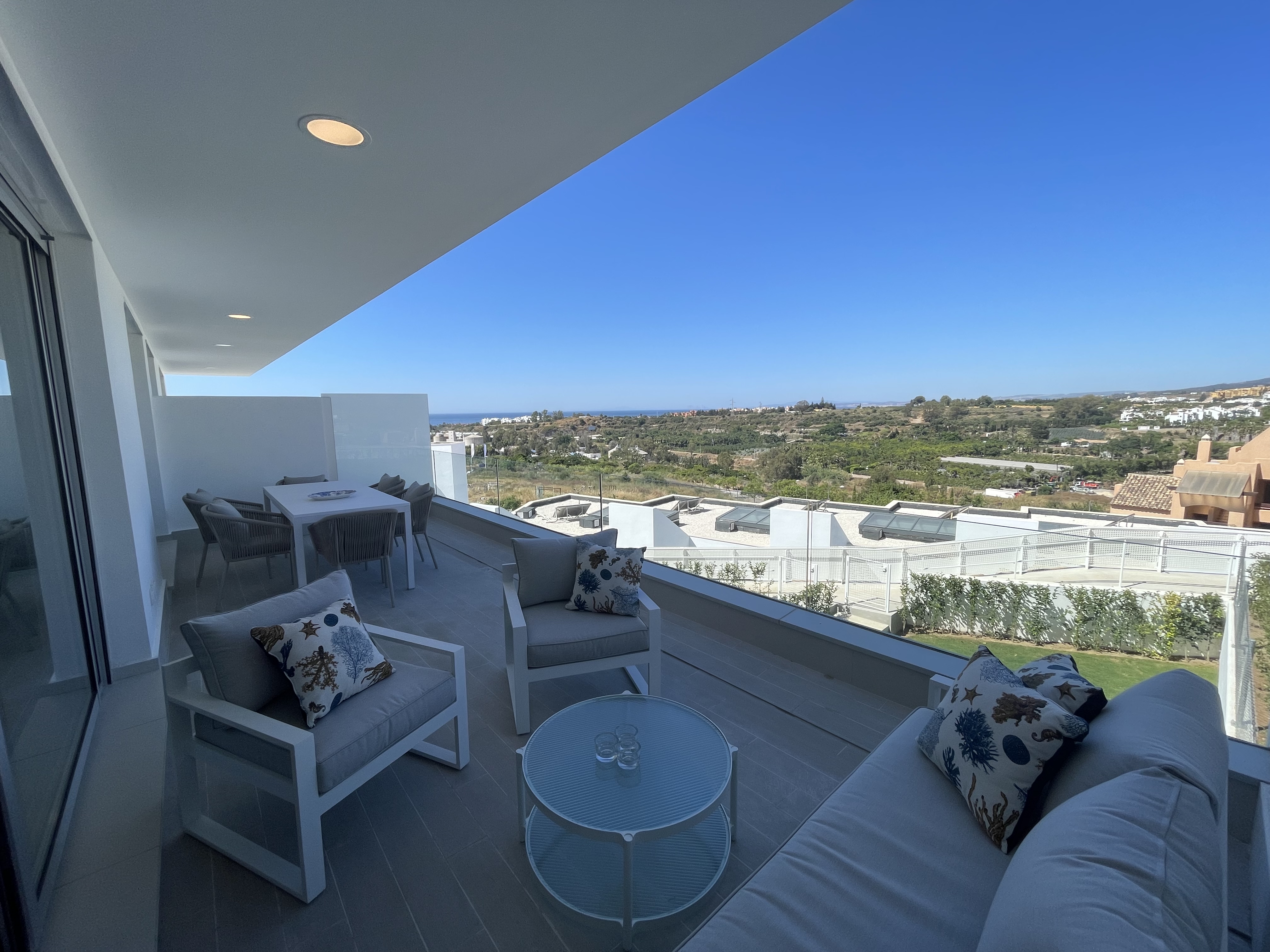 Apartamento nuevo muy soleado y con vistas al mar en Cancelada