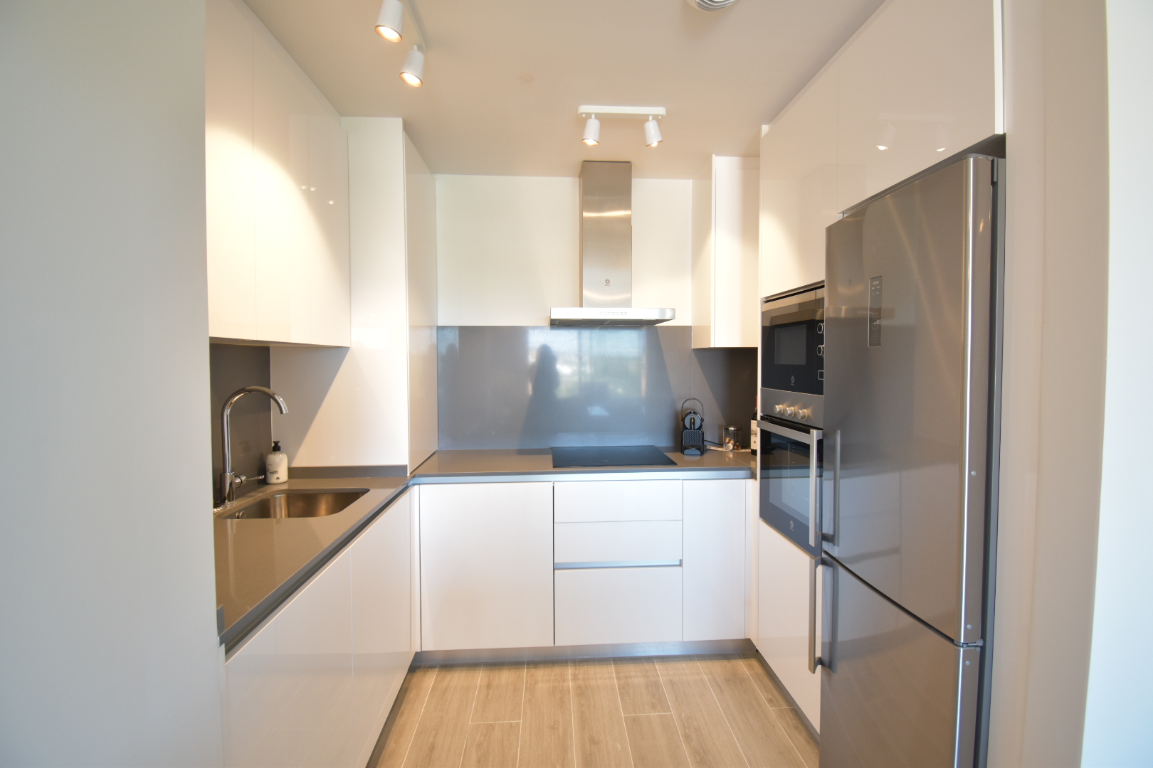 Apartamento nuevo muy soleado y con vistas al mar en Cancelada