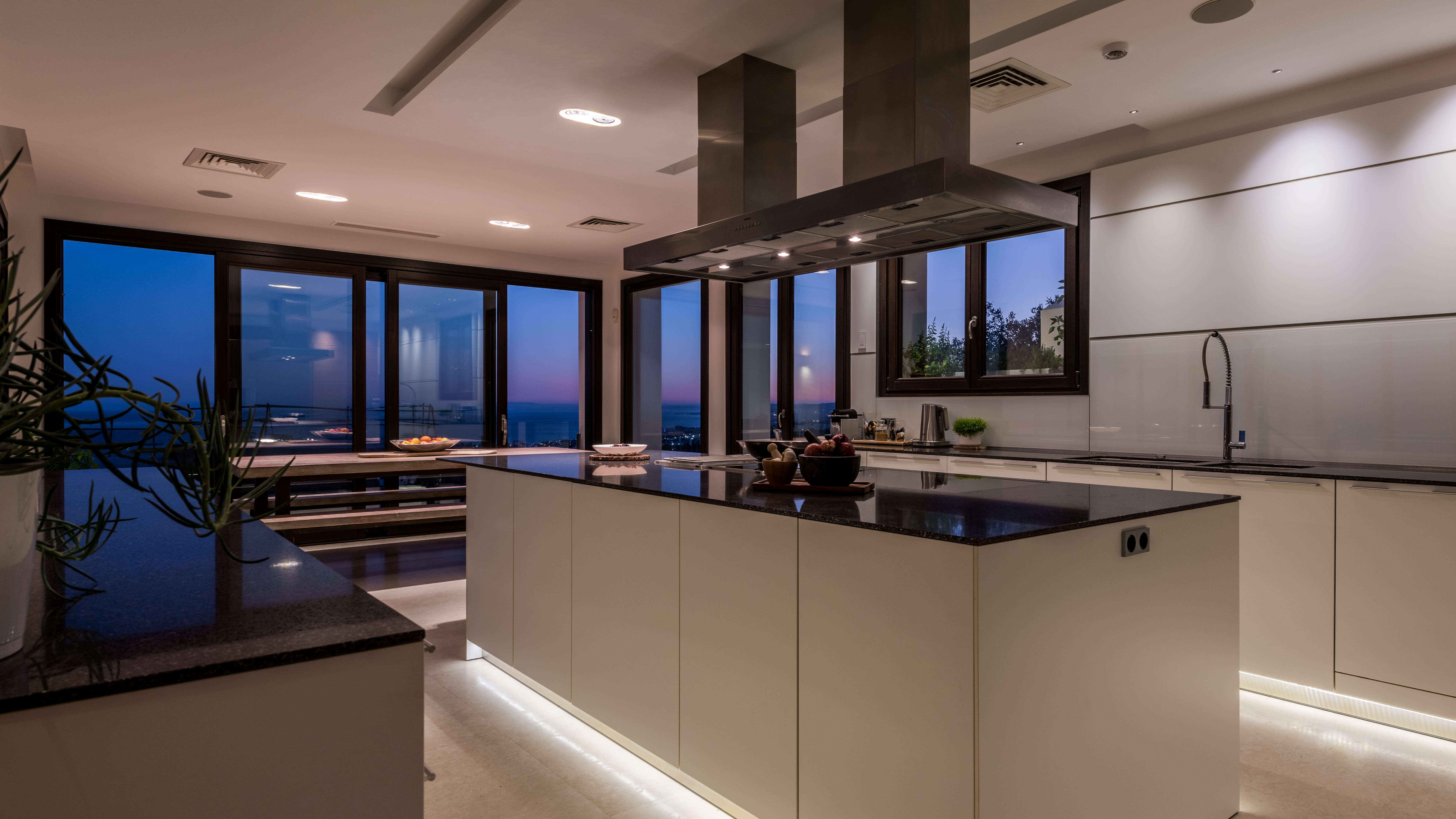 Moderna villa con vistas panorámicas al mar en los alto de los Monteros