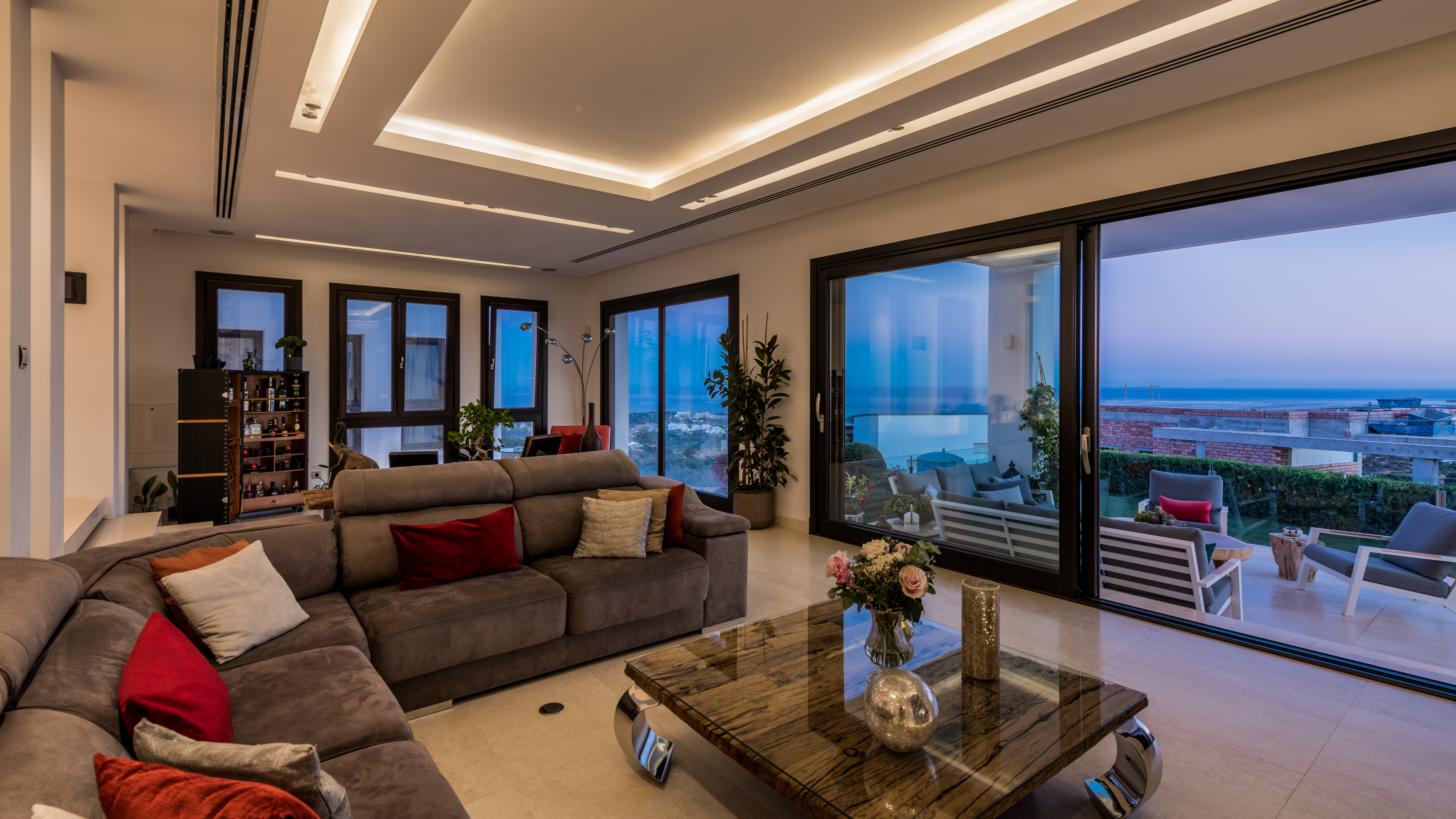 Moderna villa con vistas panorámicas al mar en los alto de los Monteros