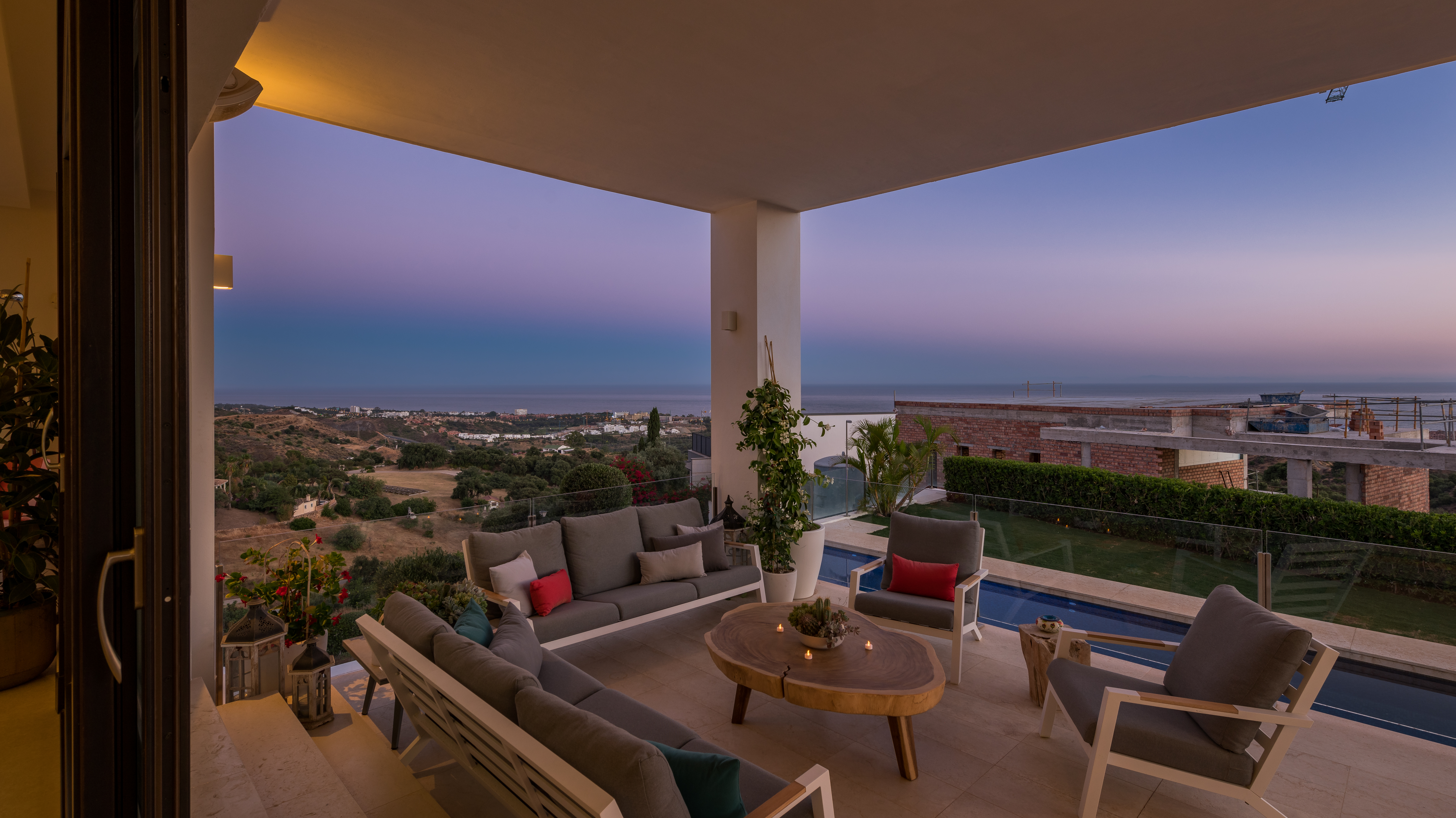 Moderna villa con vistas panorámicas al mar en los alto de los Monteros