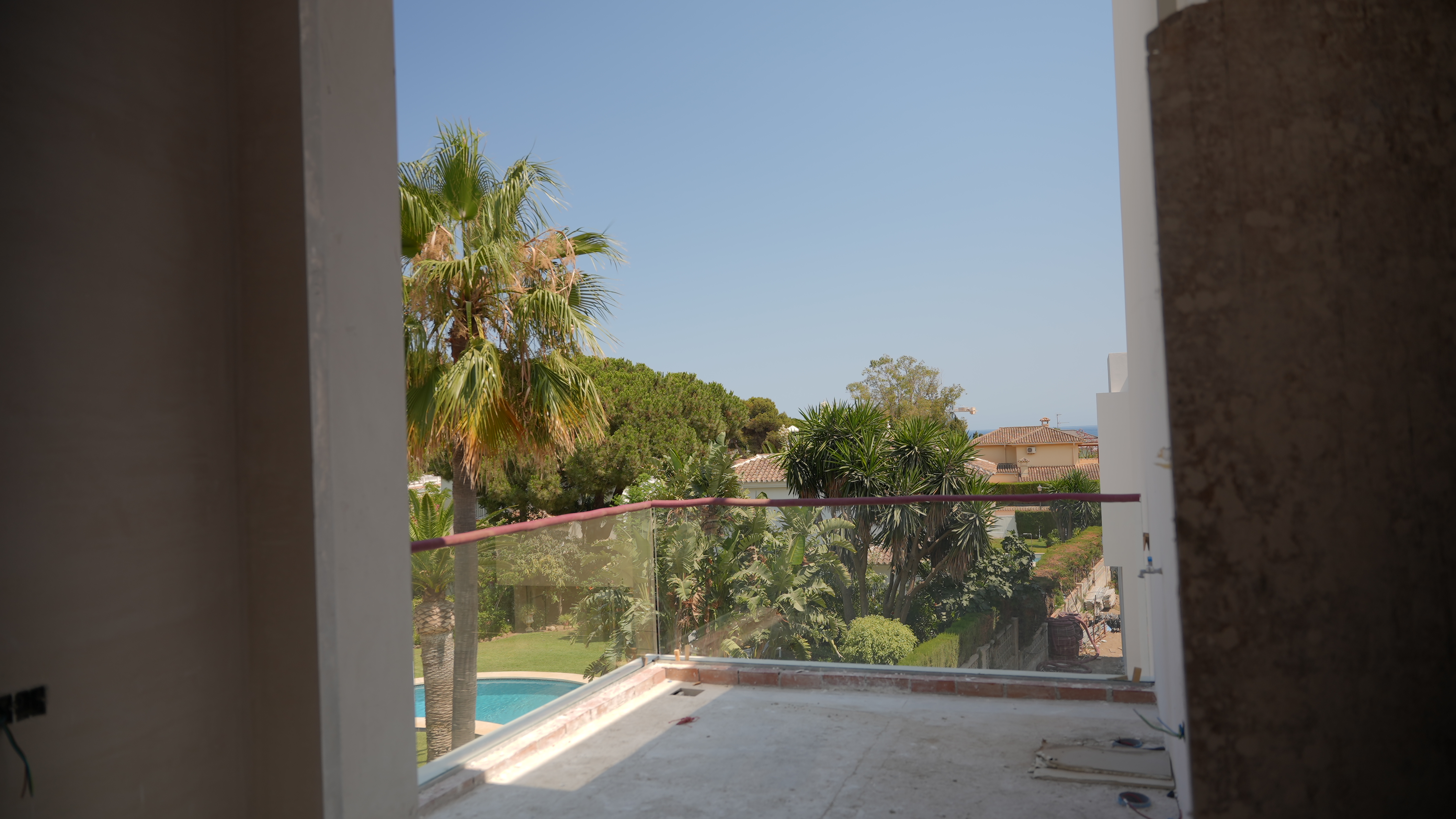 Neu gebaute Strandvilla, schlüsselfertig, in Marbella Ost