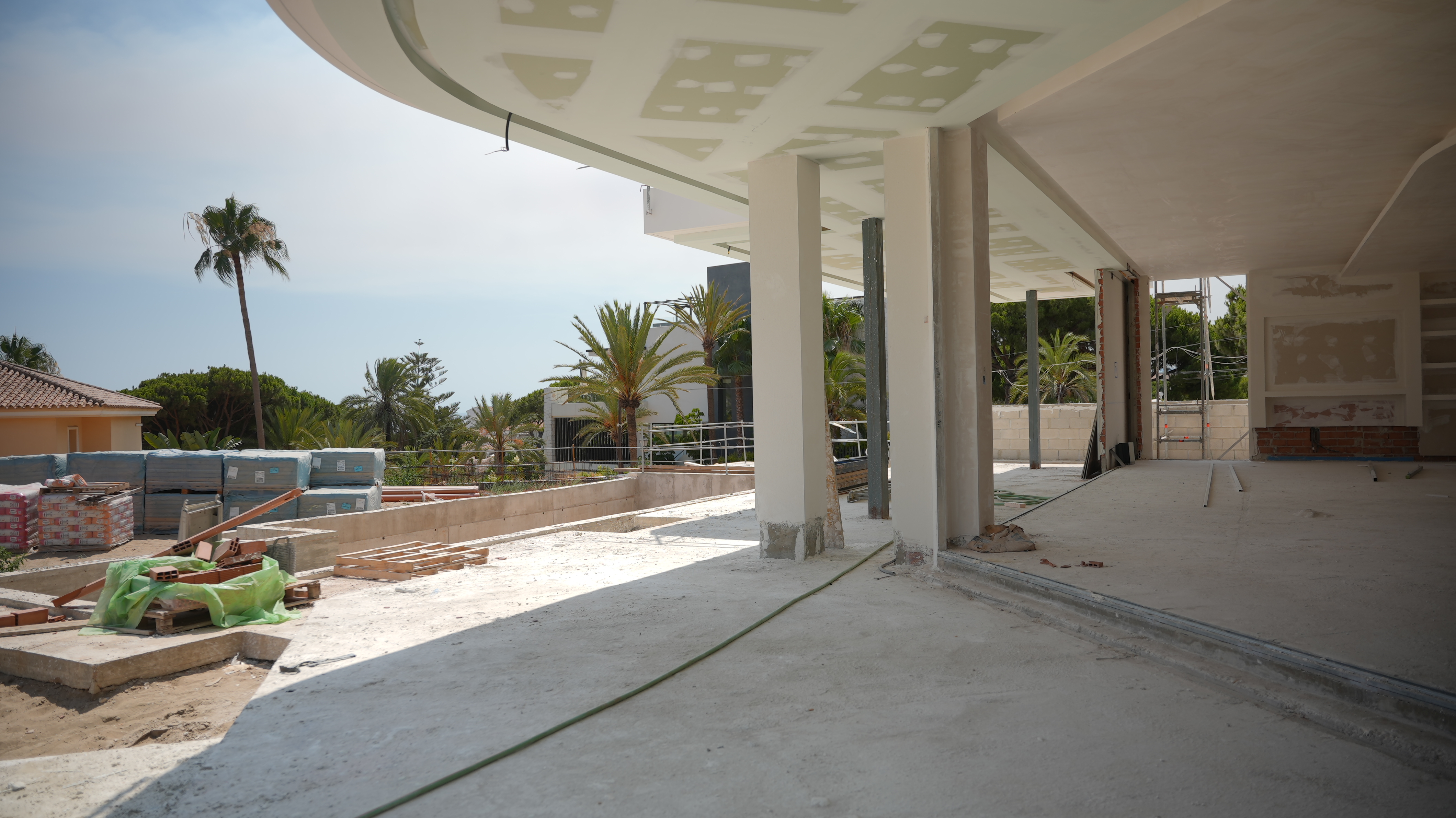 Neu gebaute Strandvilla, schlüsselfertig, in Marbella Ost