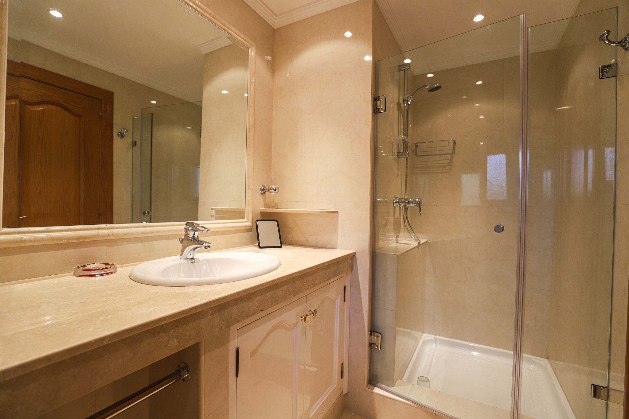Villa neo-clasica en nueva Atalaya de Benahavis