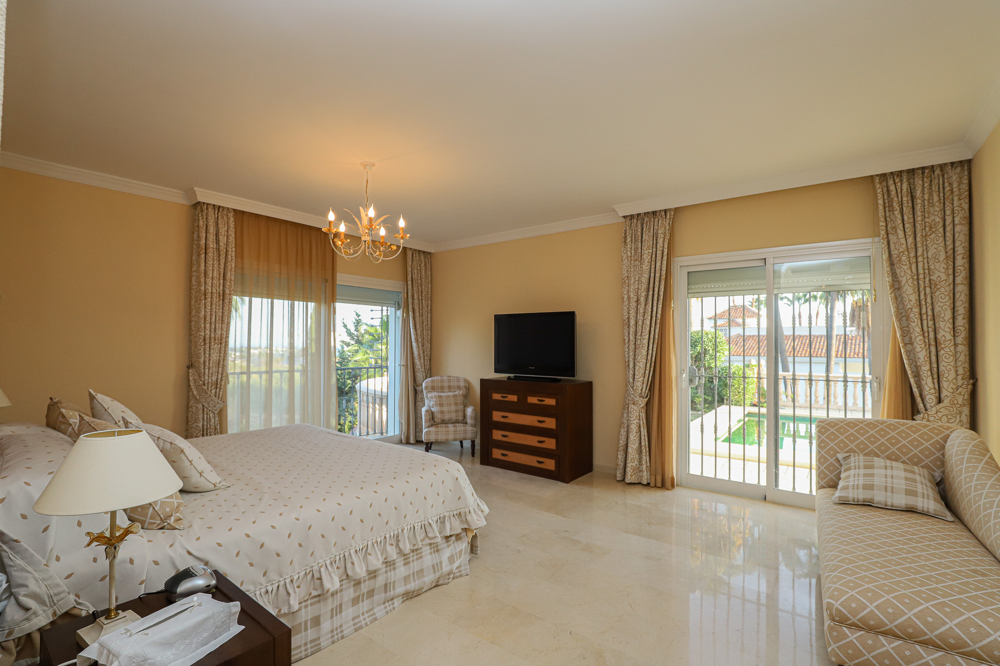 Villa neo-clasica en nueva Atalaya de Benahavis