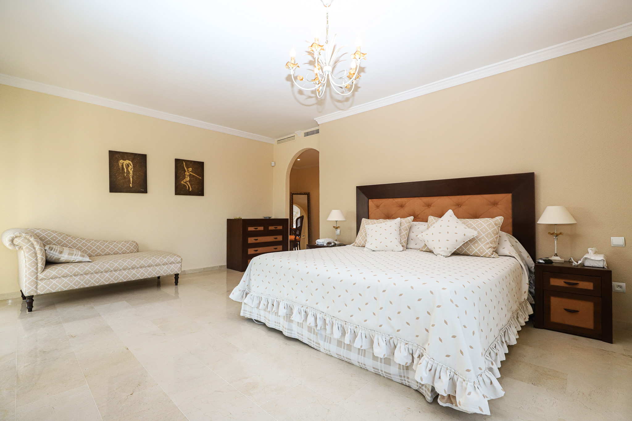 Villa neo-clasica en nueva Atalaya de Benahavis