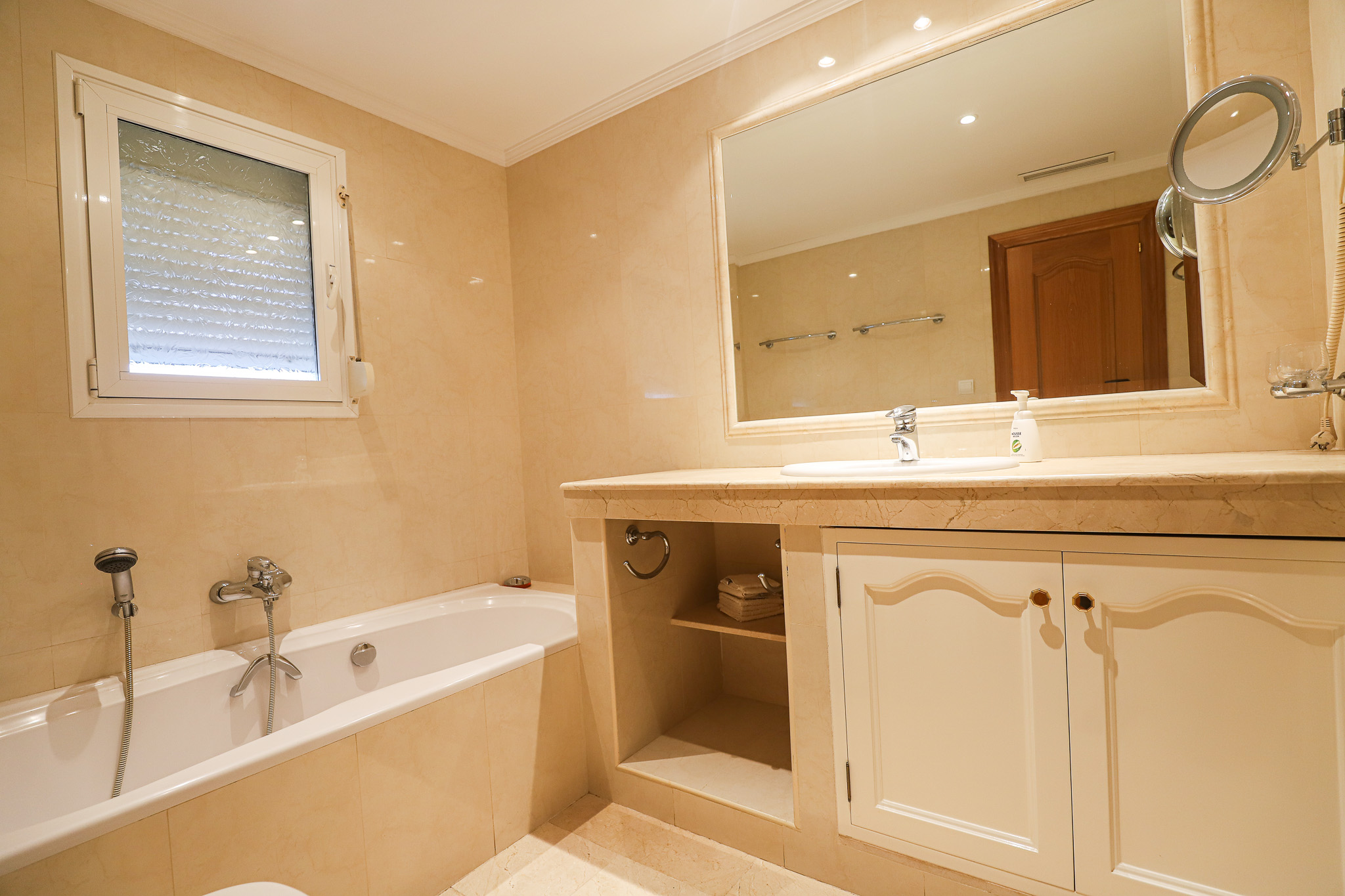Villa neo-clasica en nueva Atalaya de Benahavis
