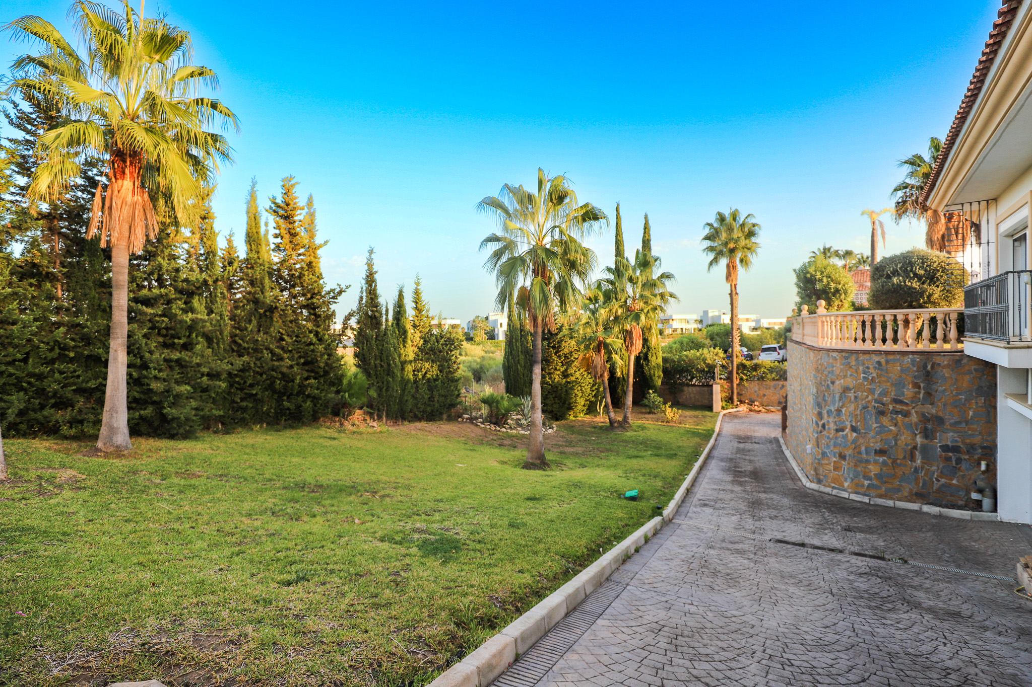 Villa neo-clasica en nueva Atalaya de Benahavis