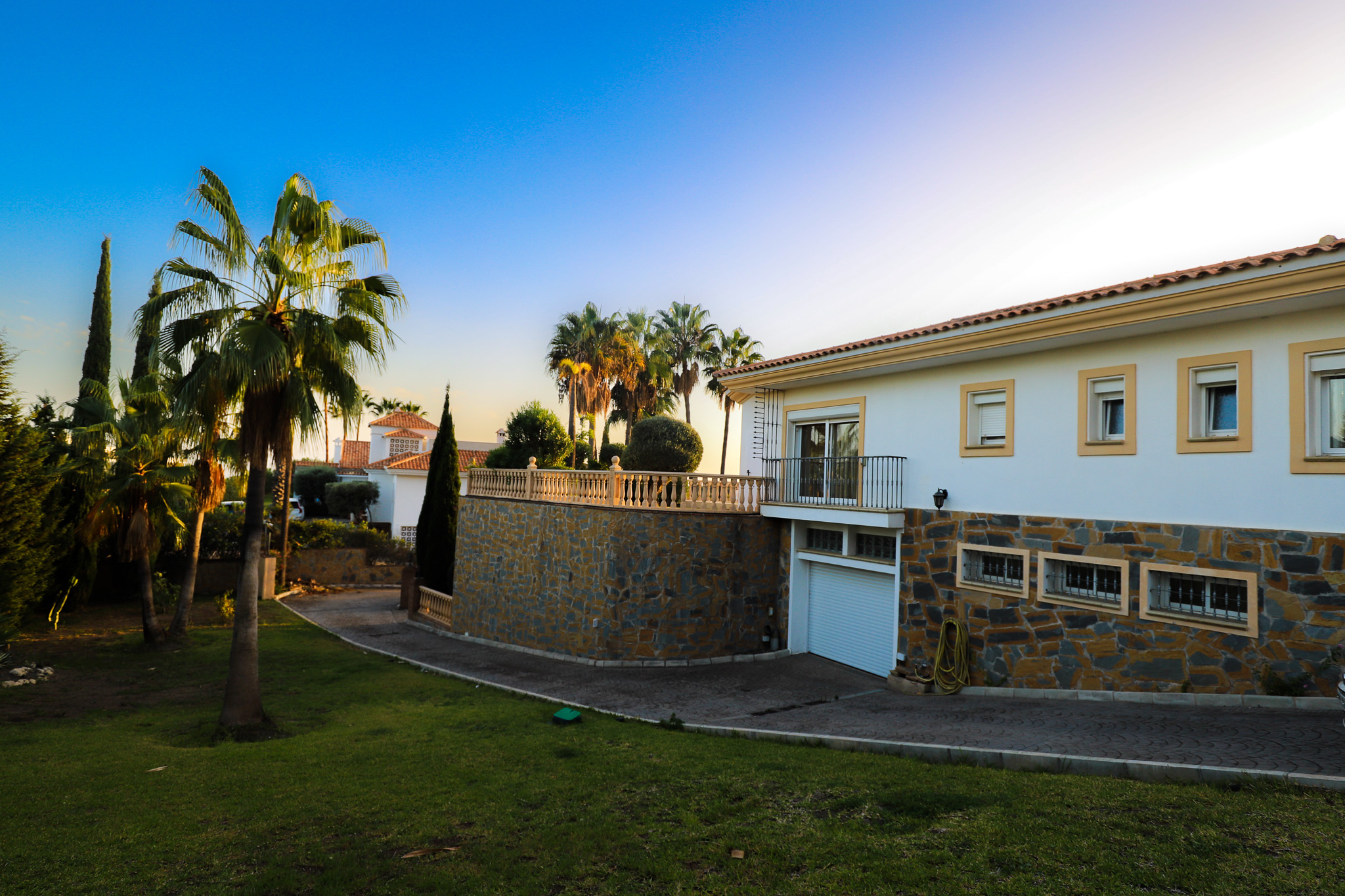 Villa neo-clasica en nueva Atalaya de Benahavis