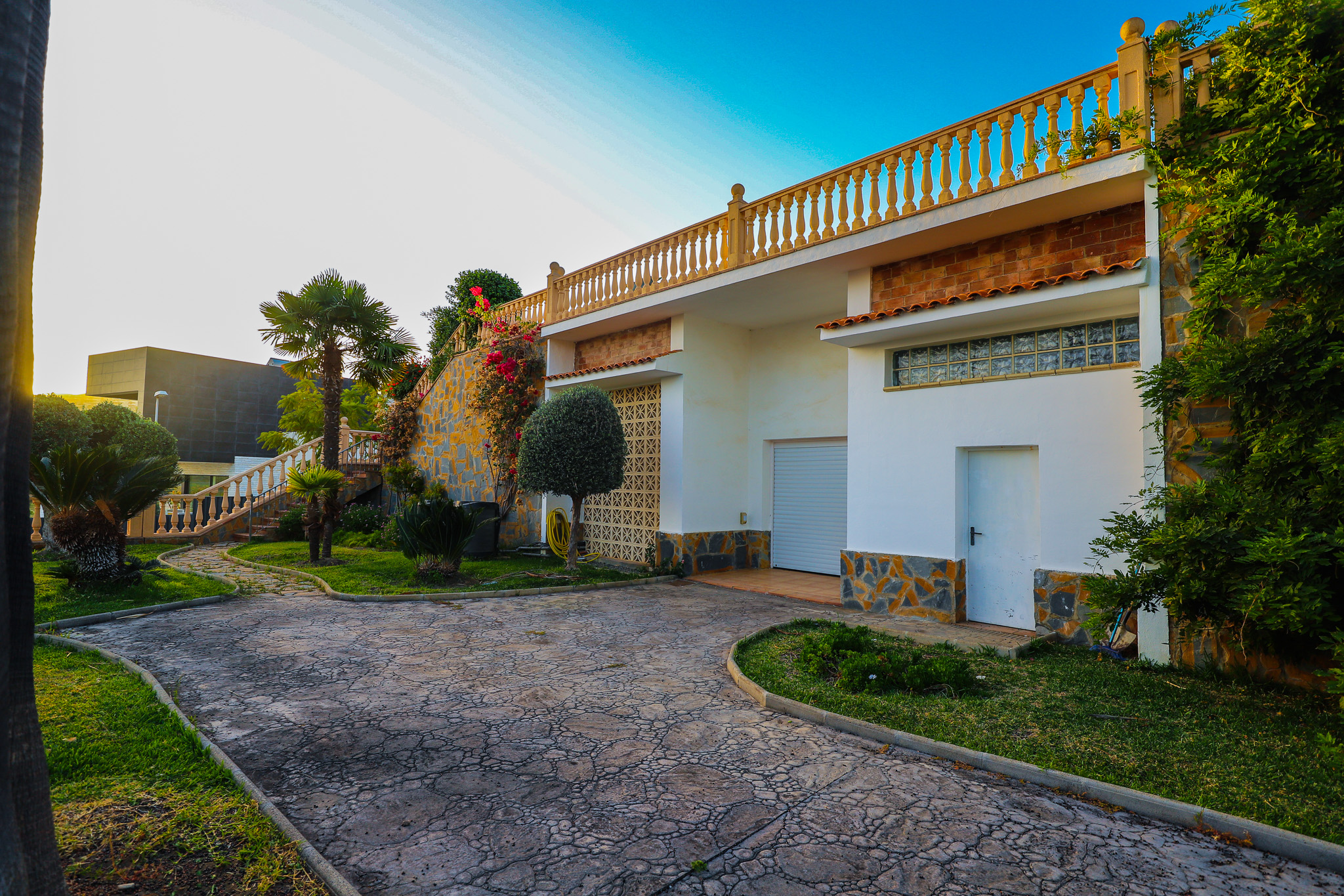 Villa neo-clasica en nueva Atalaya de Benahavis