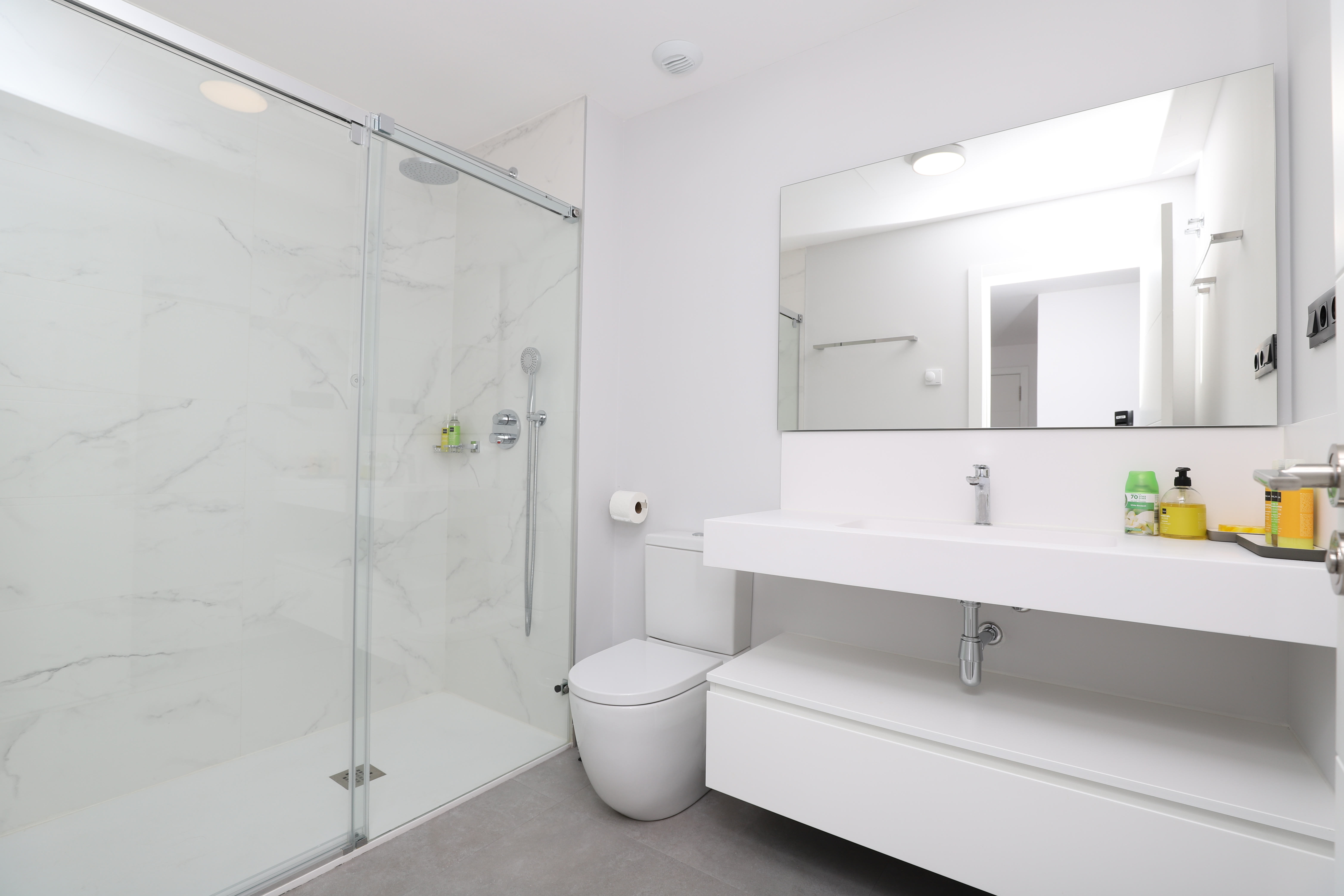 Exclusivo apartamento NUEVO con vistas al mar  y moderno dentro de un complejo de lujo  en Estepona