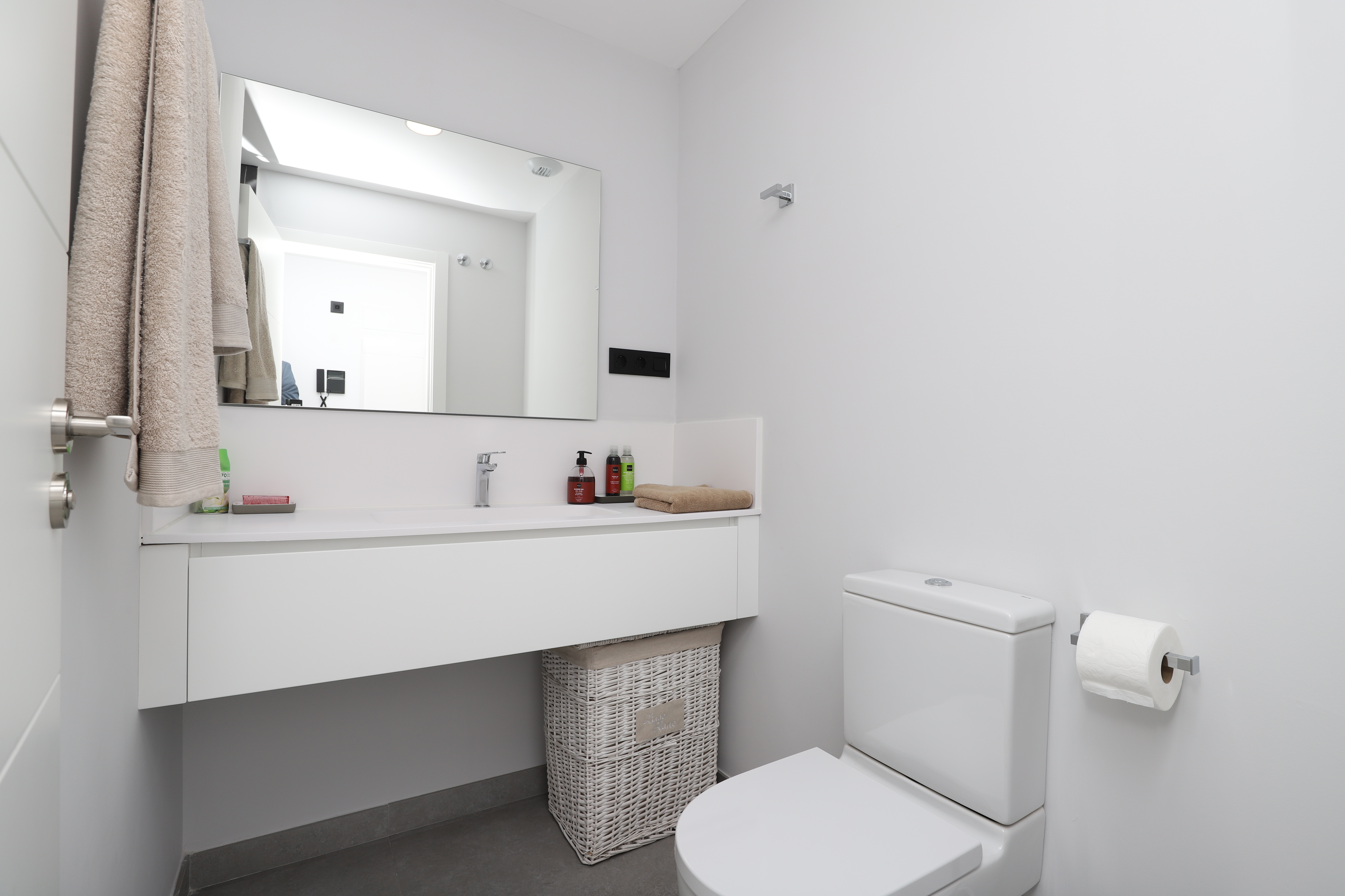 Exclusivo apartamento NUEVO con vistas al mar  y moderno dentro de un complejo de lujo  en Estepona