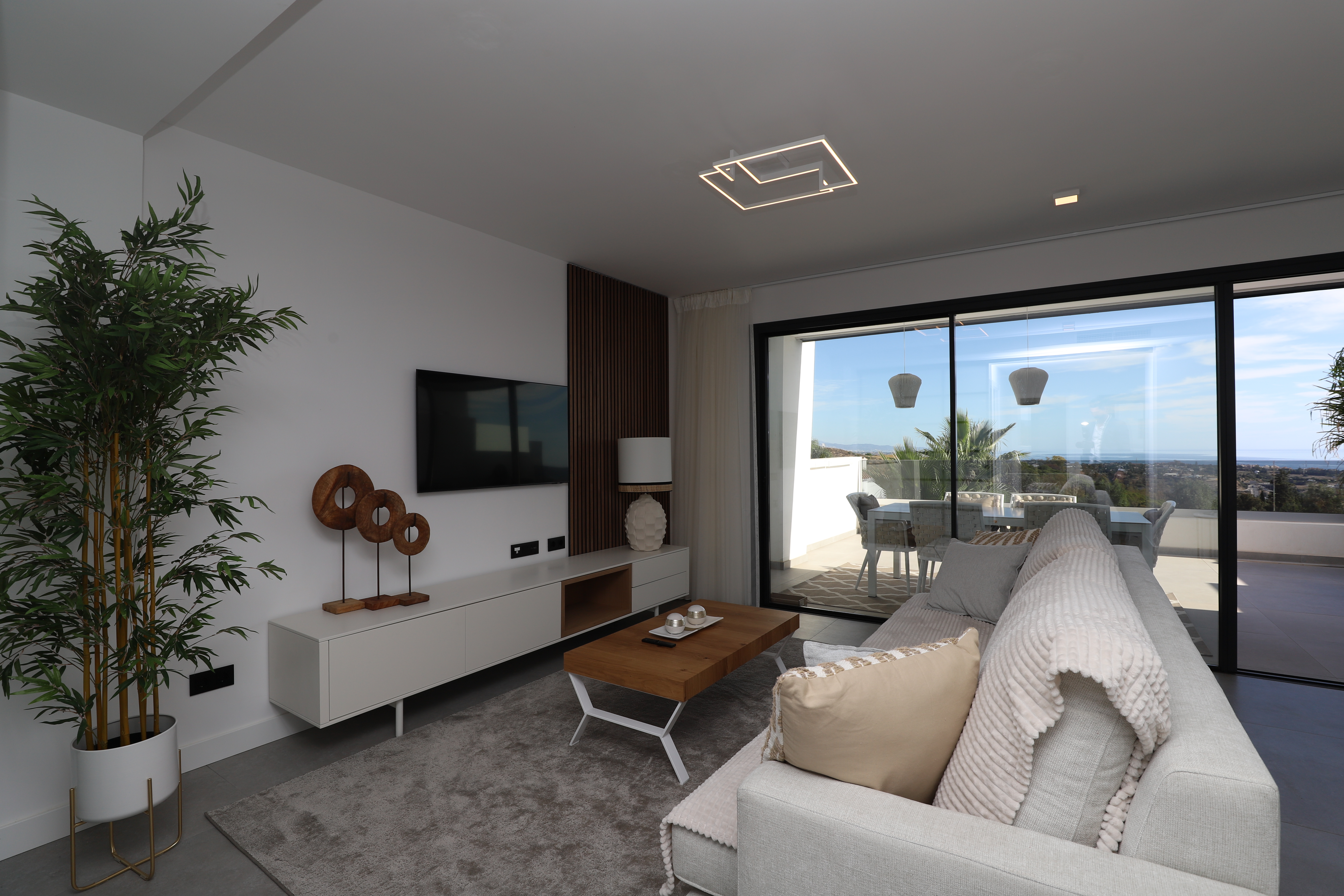 Exclusivo apartamento NUEVO con vistas al mar  y moderno dentro de un complejo de lujo  en Estepona