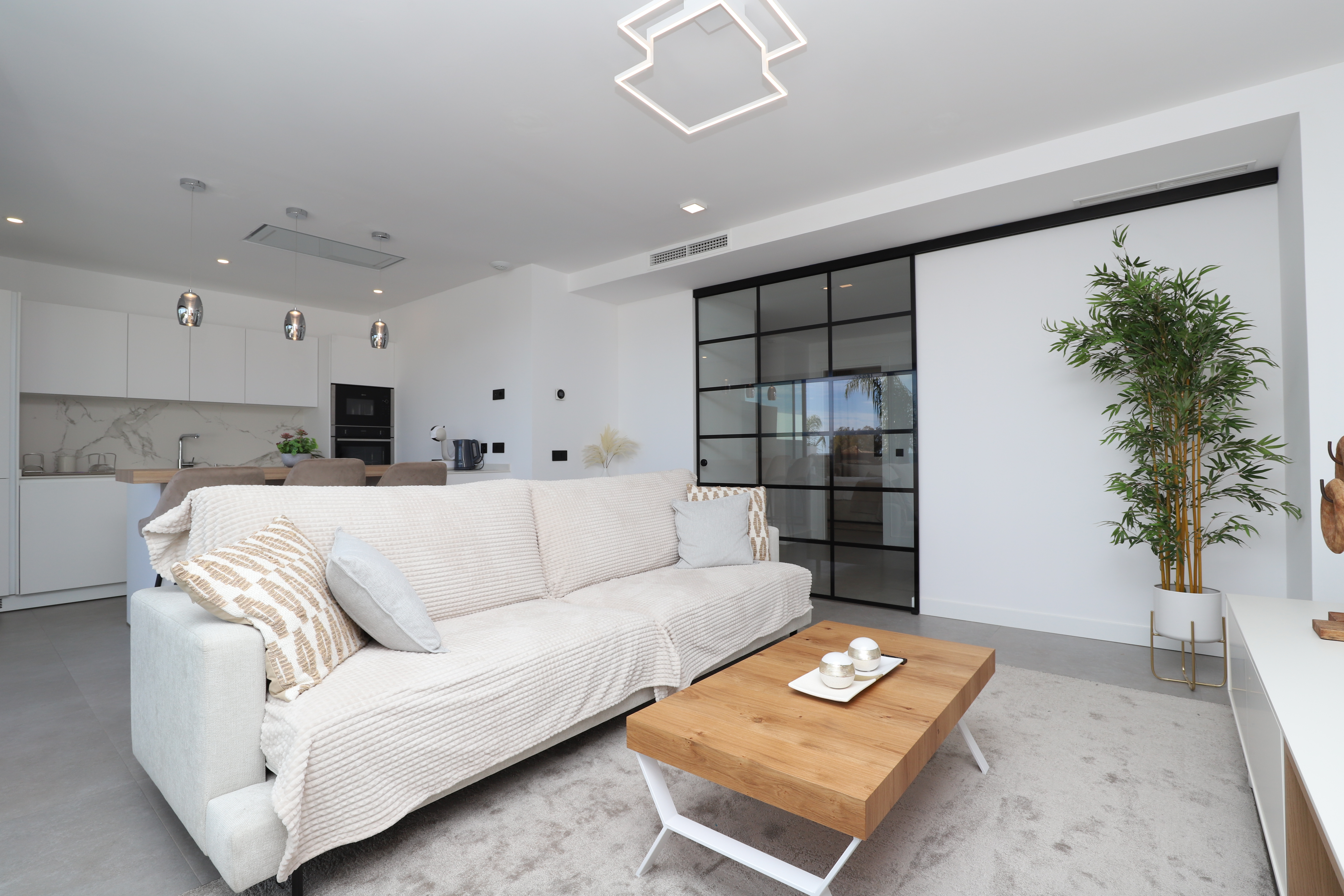 Exclusivo apartamento NUEVO con vistas al mar  y moderno dentro de un complejo de lujo  en Estepona