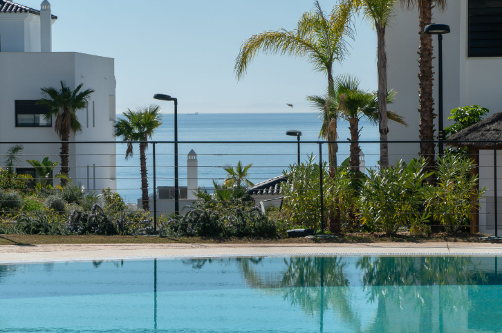 Exclusivo apartamento NUEVO con vistas al mar  y moderno dentro de un complejo de lujo  en Estepona
