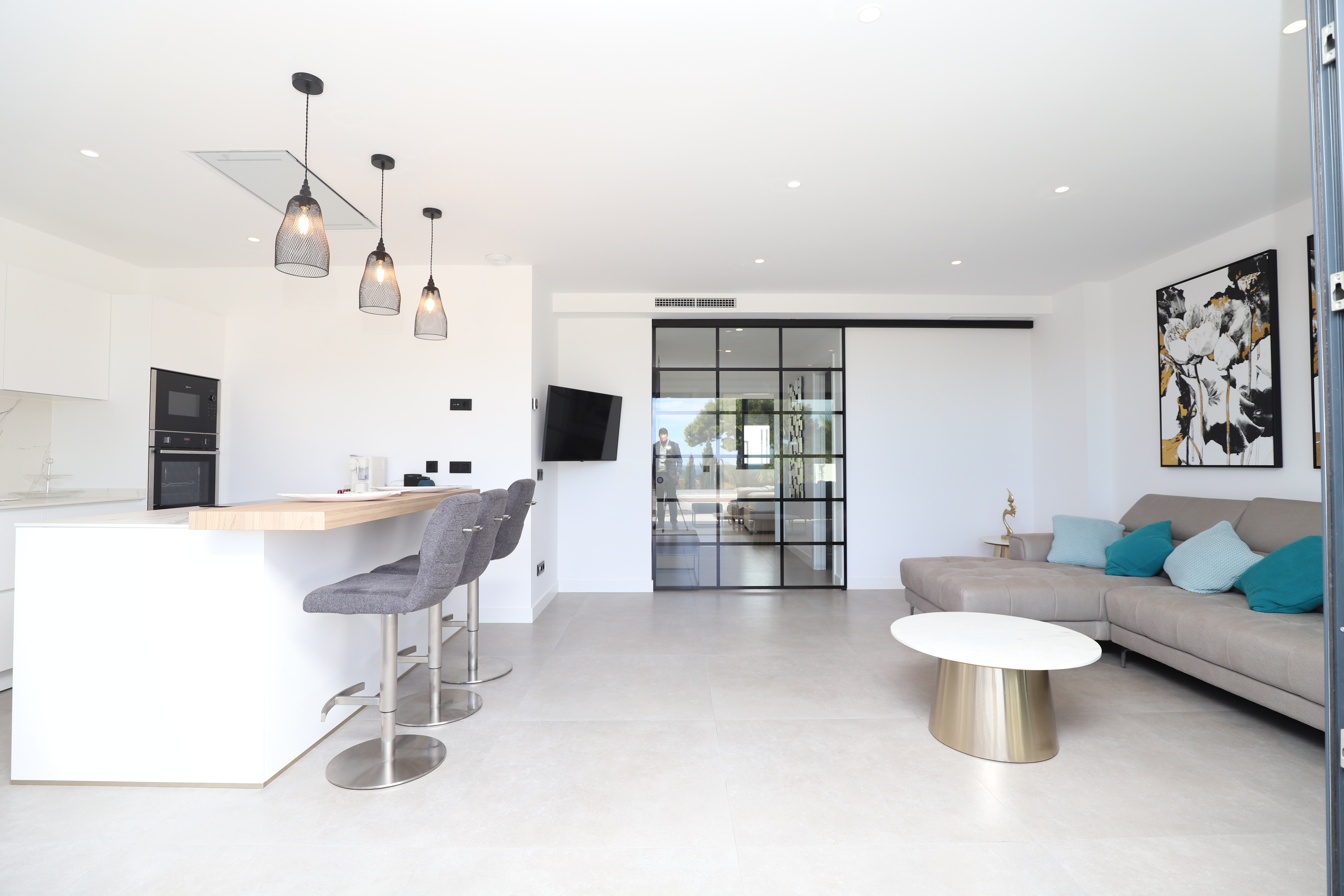 Exclusivo apartamento NUEVO con vistas al mar y moderno dentro de un complejo de lujo en Estepona