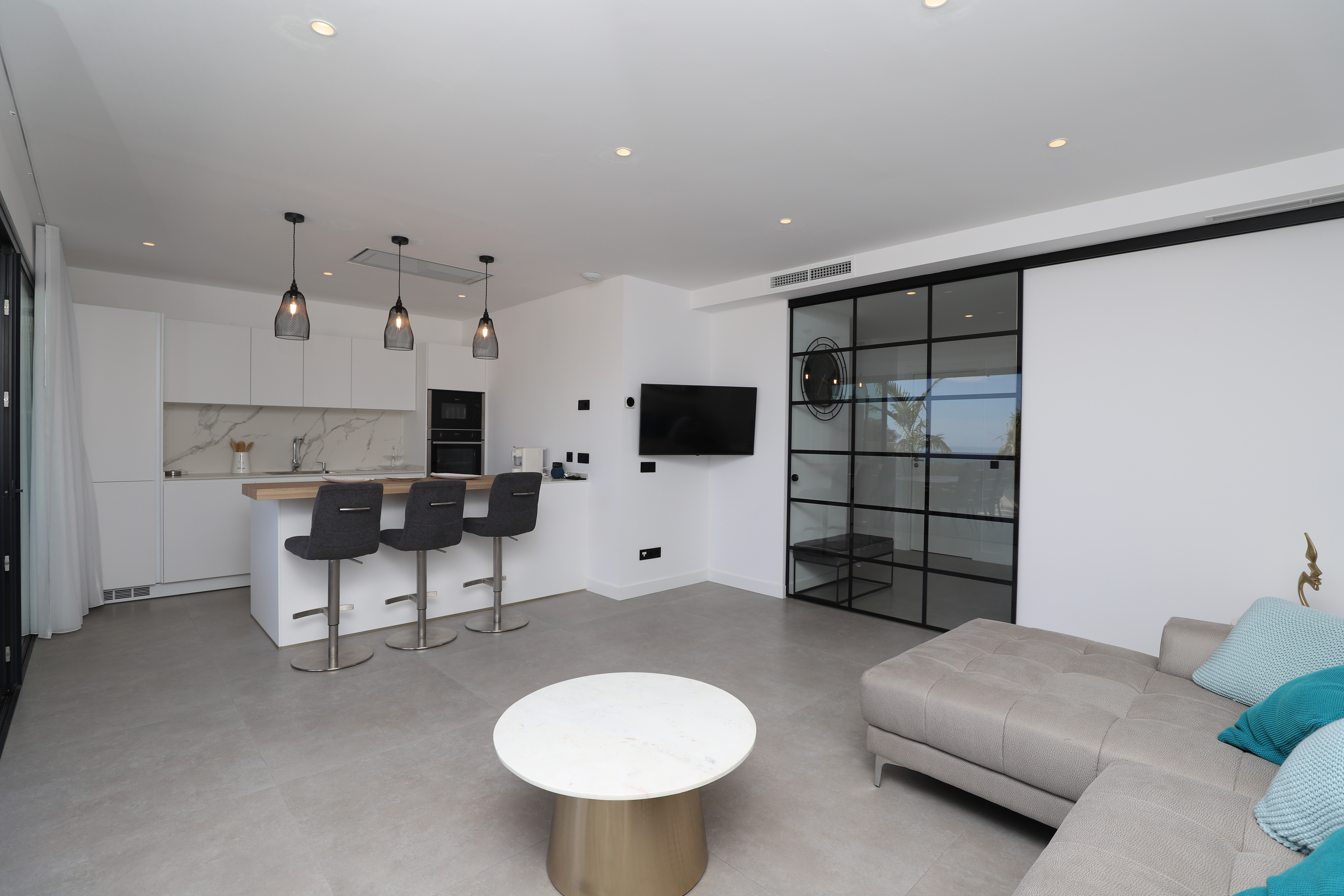Exclusivo apartamento NUEVO con vistas al mar y moderno dentro de un complejo de lujo en Estepona