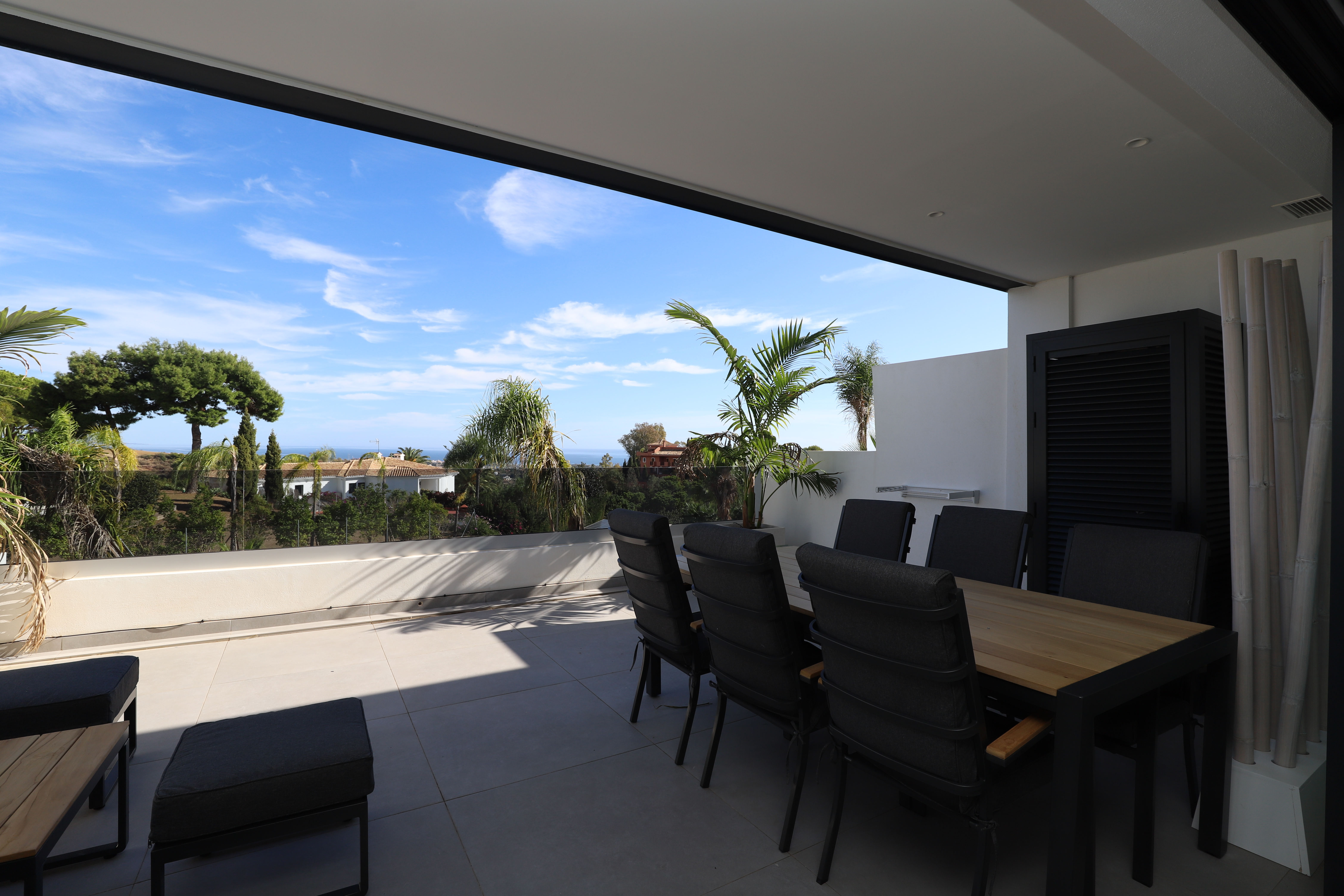 Exclusivo apartamento NUEVO con vistas al mar y moderno dentro de un complejo de lujo en Estepona
