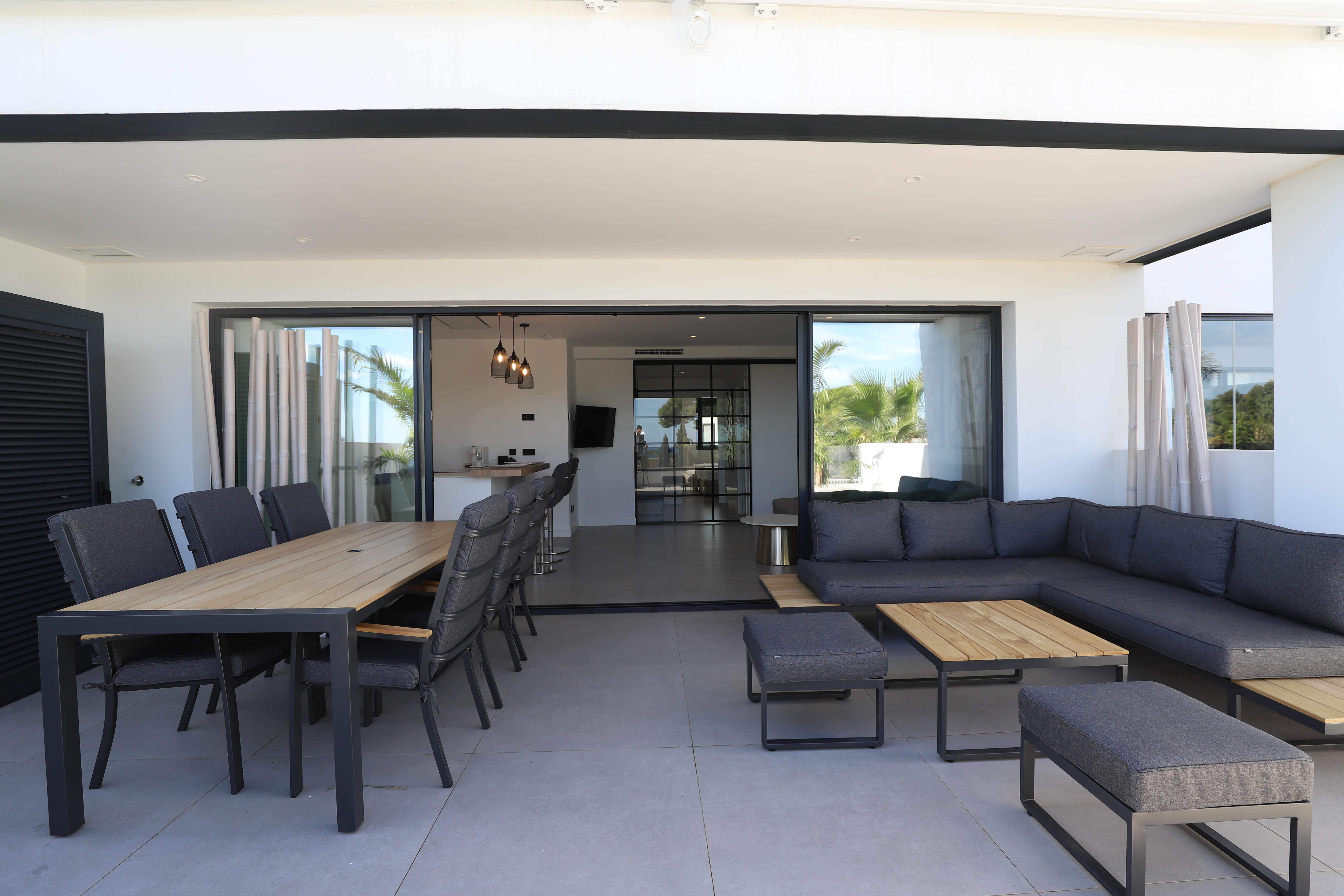 Exclusivo apartamento NUEVO con vistas al mar y moderno dentro de un complejo de lujo en Estepona