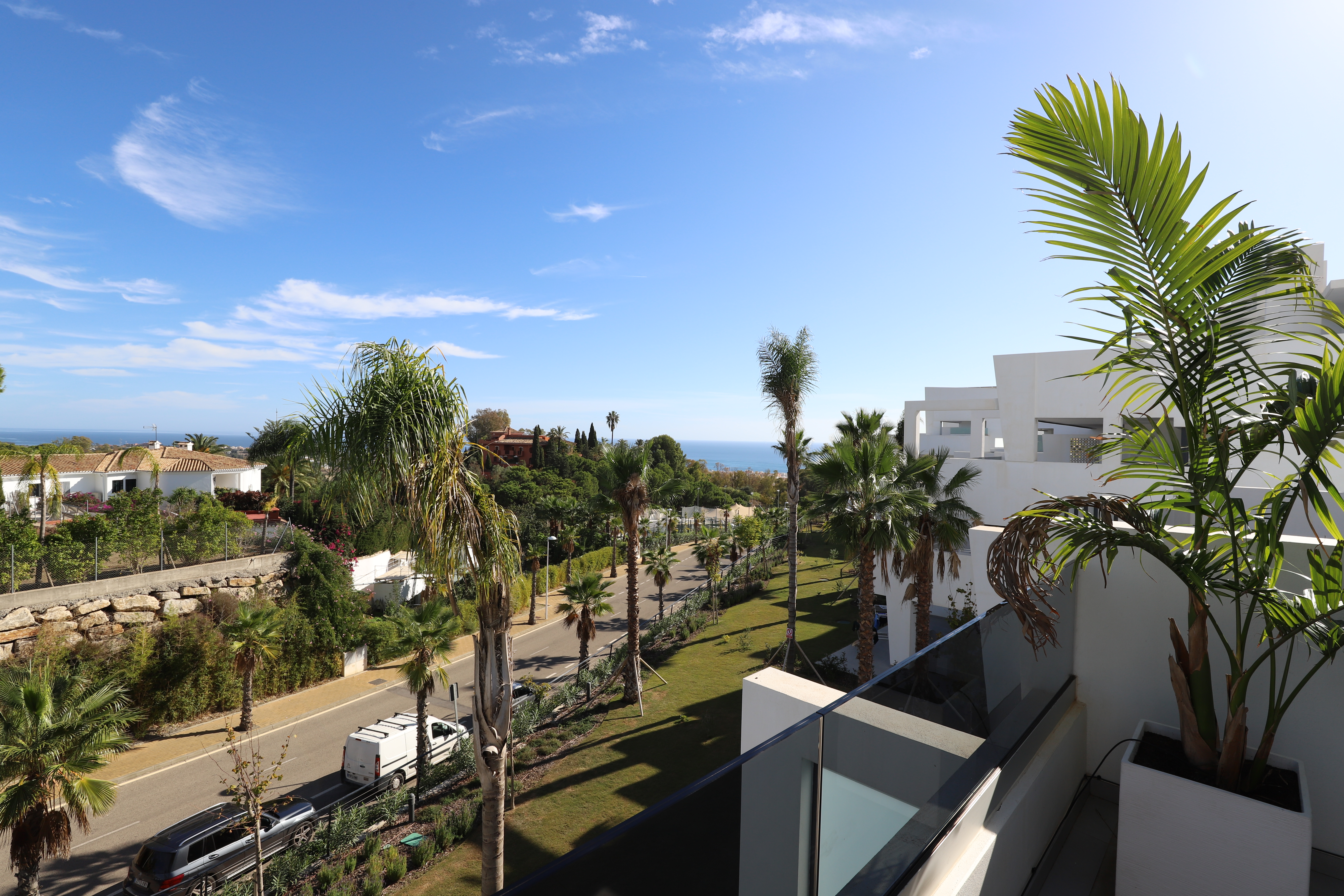 Exclusivo apartamento NUEVO con vistas al mar y moderno dentro de un complejo de lujo en Estepona