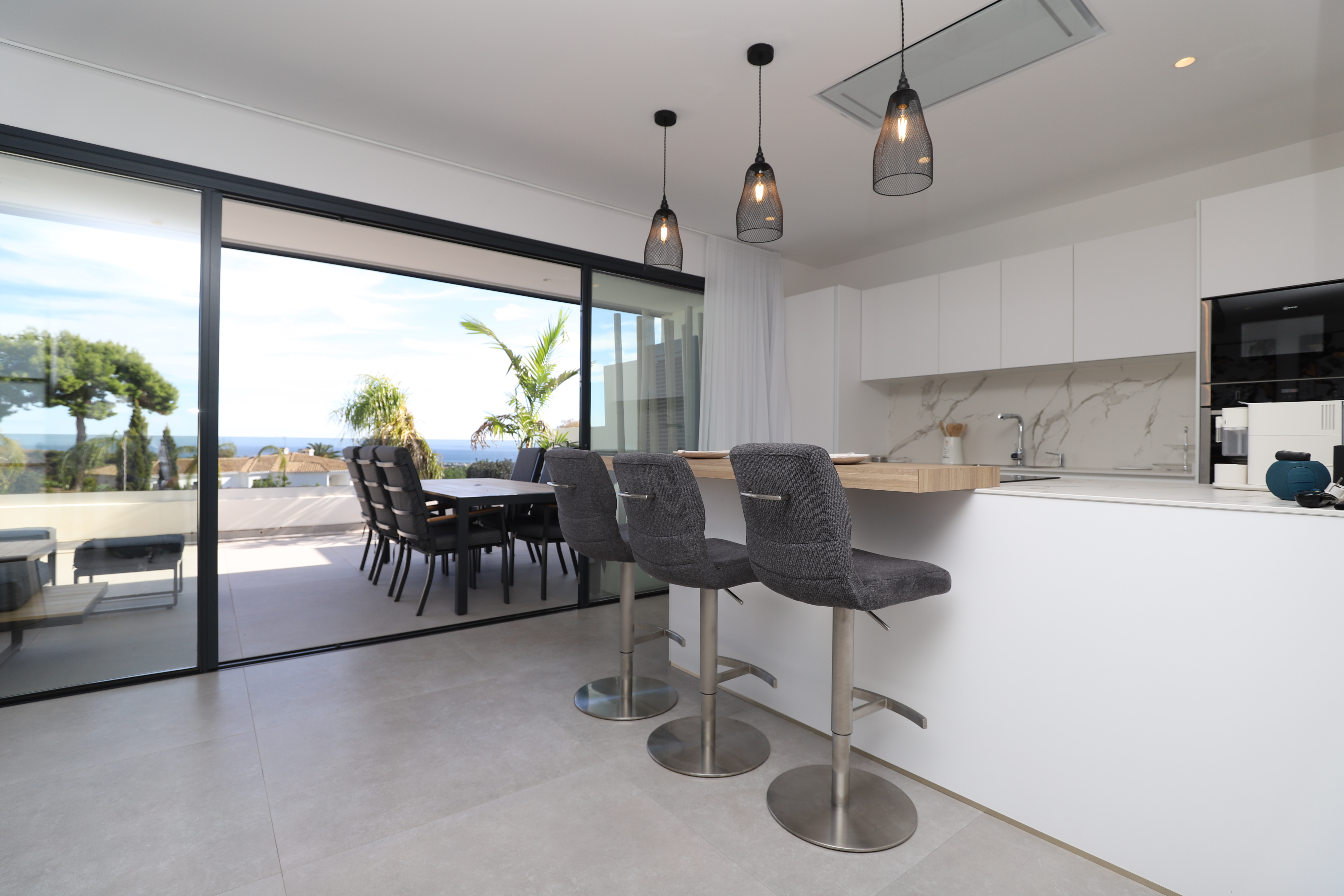 Exclusivo apartamento NUEVO con vistas al mar y moderno dentro de un complejo de lujo en Estepona