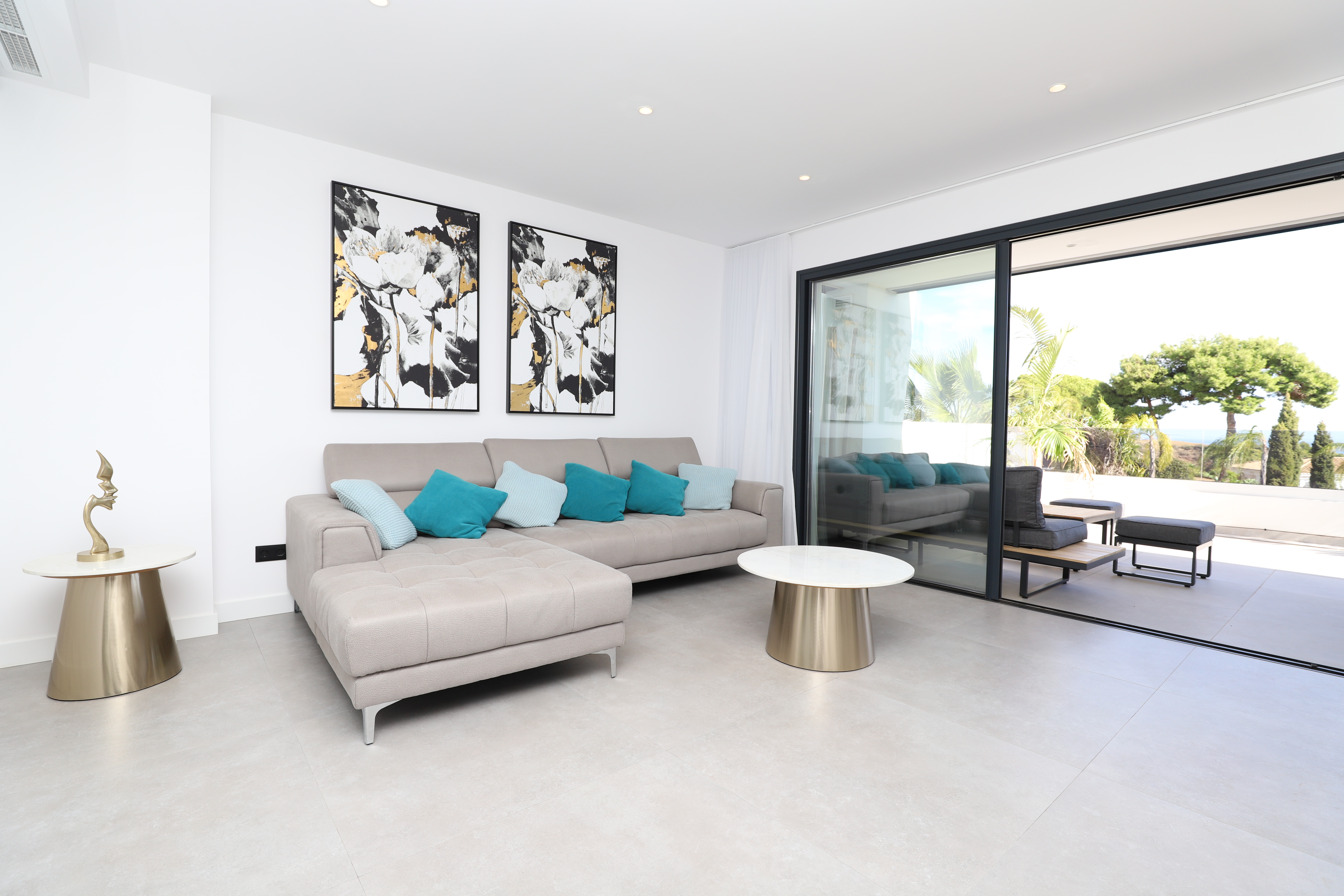 Exclusivo apartamento NUEVO con vistas al mar y moderno dentro de un complejo de lujo en Estepona