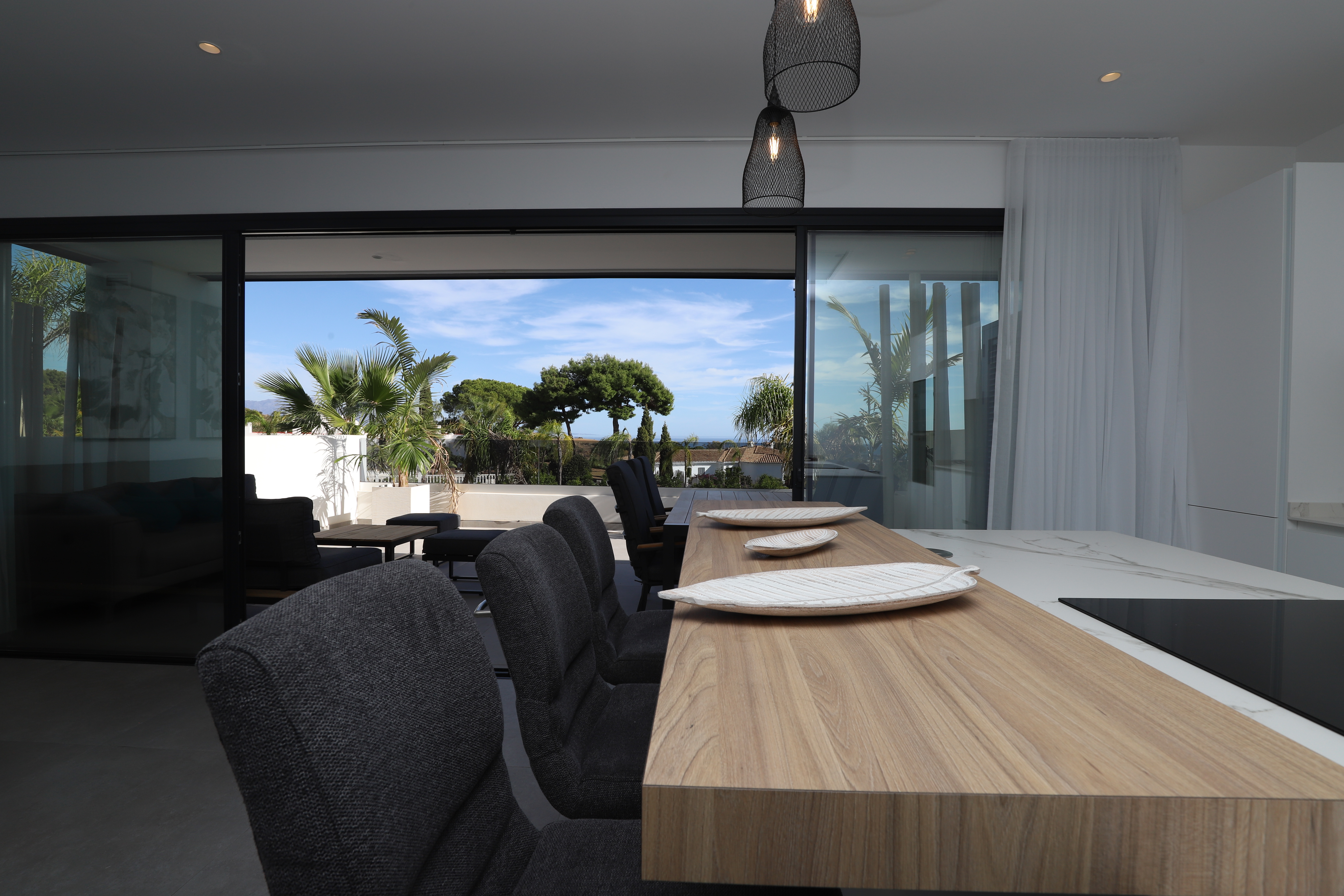 Exclusivo apartamento NUEVO con vistas al mar y moderno dentro de un complejo de lujo en Estepona