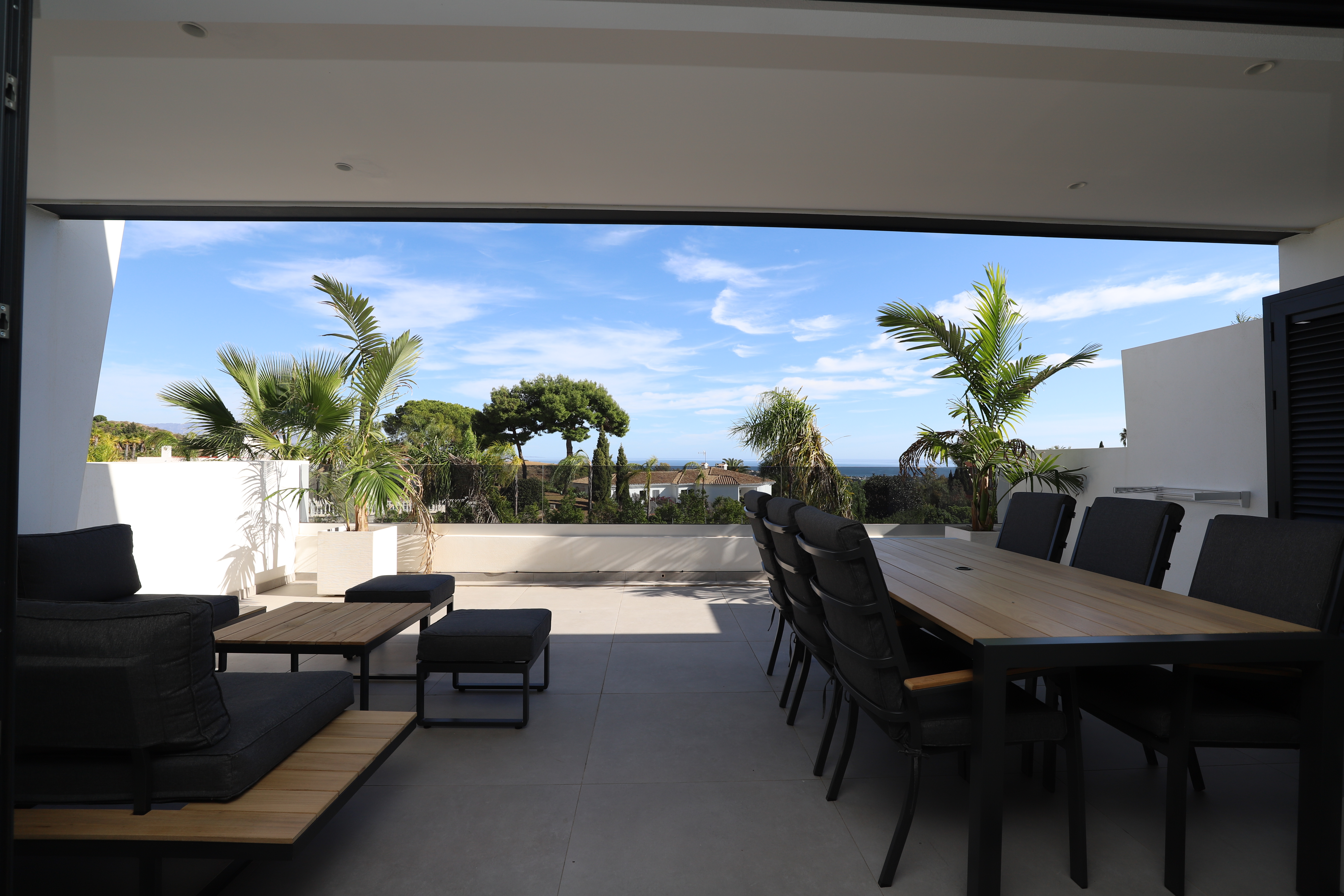 Exclusivo apartamento NUEVO con vistas al mar y moderno dentro de un complejo de lujo en Estepona